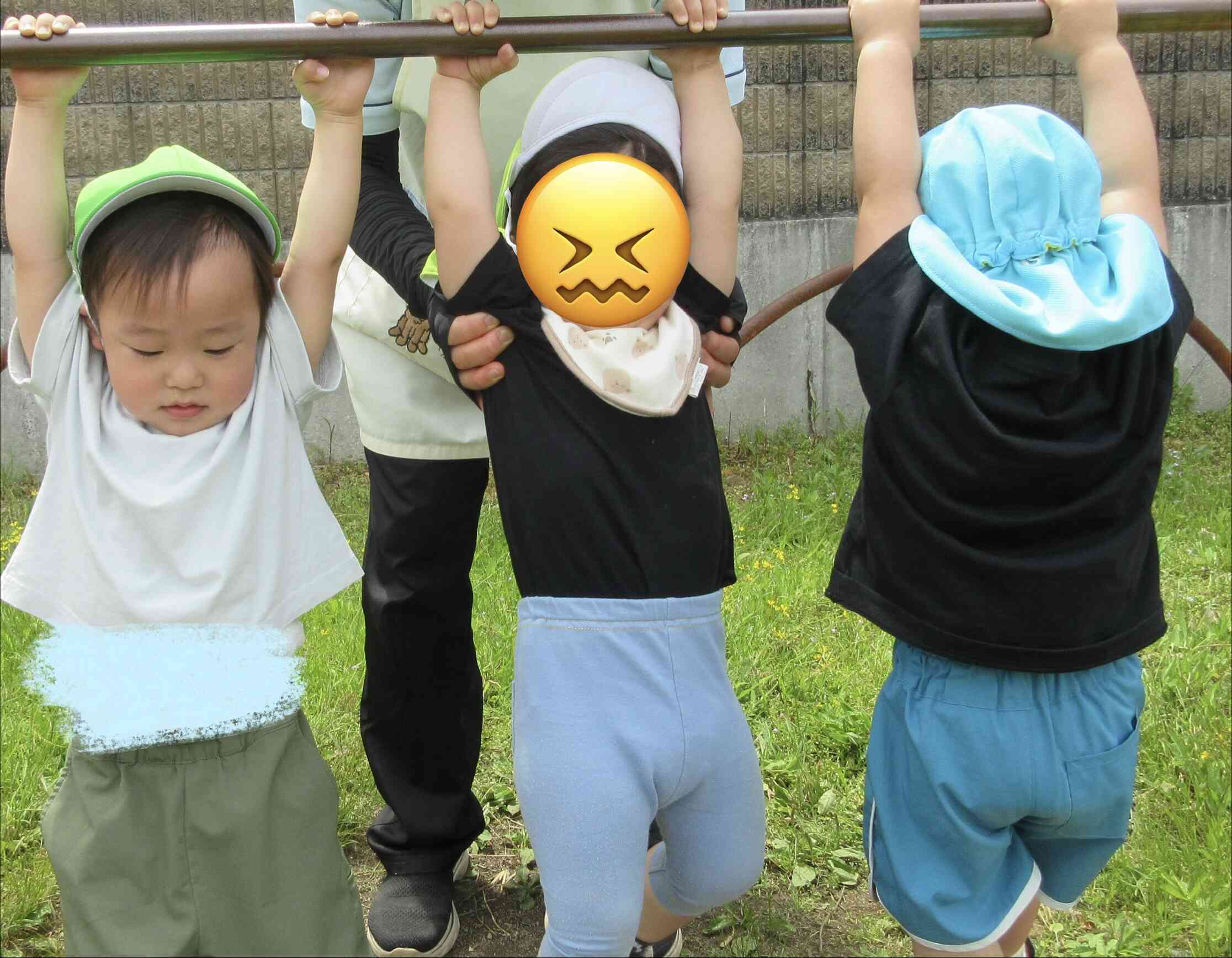よいしょ！鉄棒は難しいなぁ