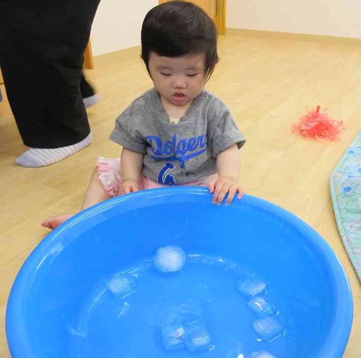 ０歳児の氷遊び☆