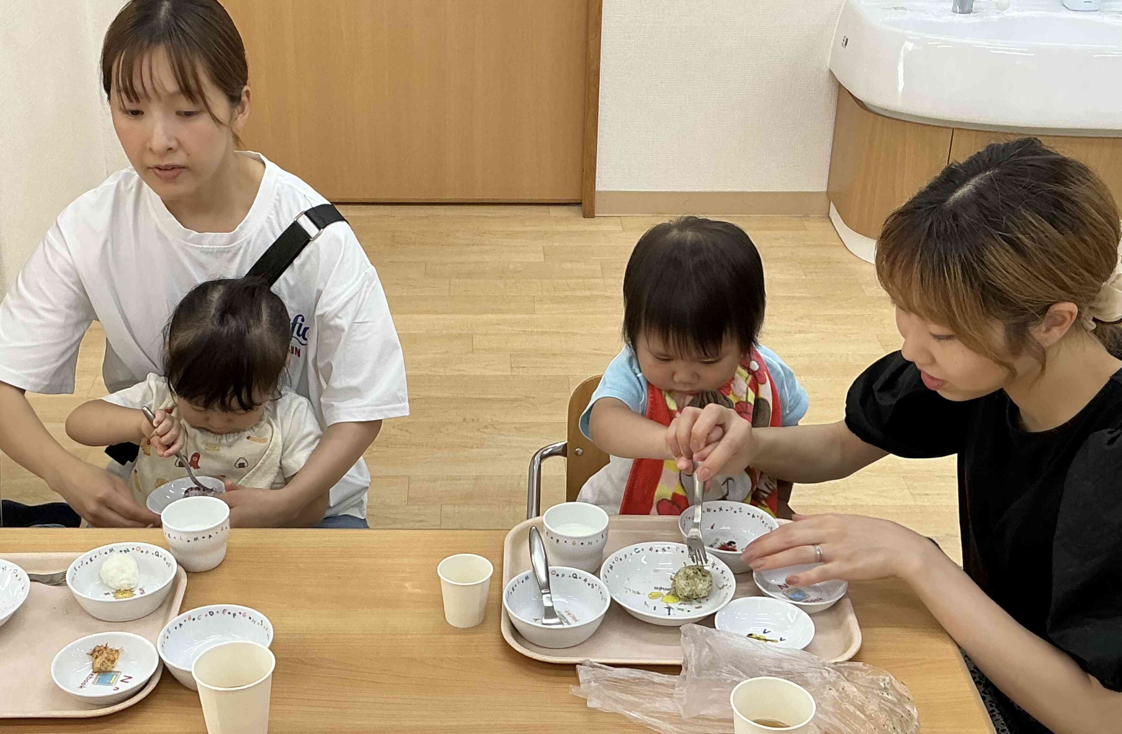 フリフリしたおにぎりをみんなで「いただきまーす！」