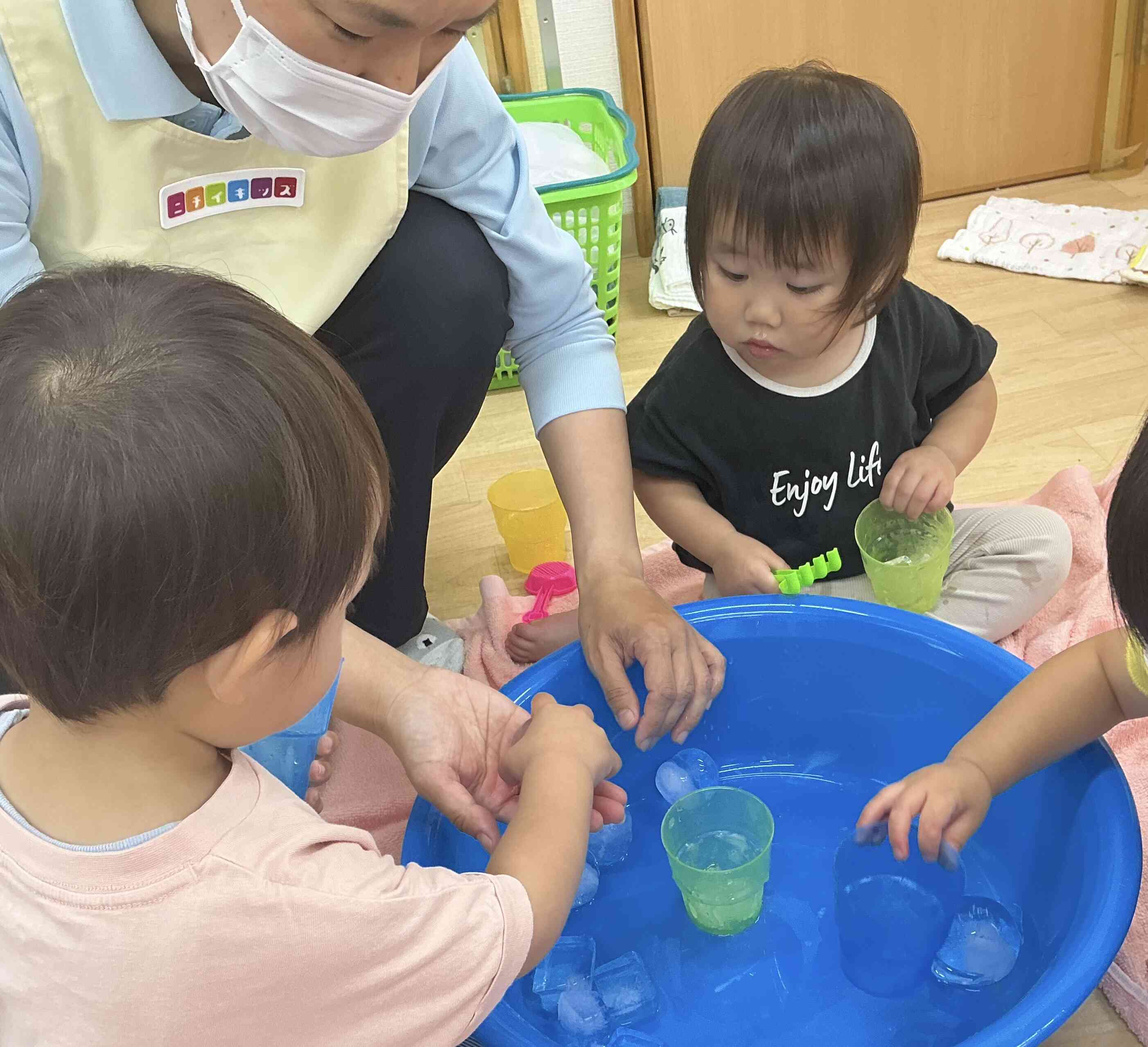 楽しい！氷遊び❤︎（1、2歳児　あひる組、うさぎ組）