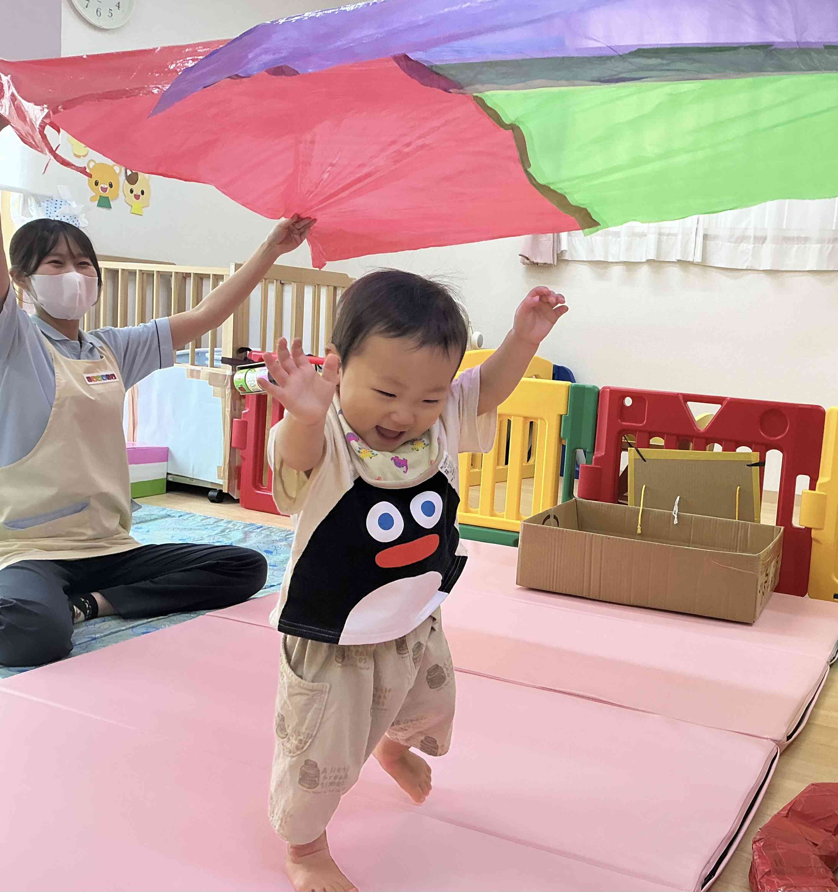 お部屋にカラフルトンネル！（０歳児★ひよこ組）