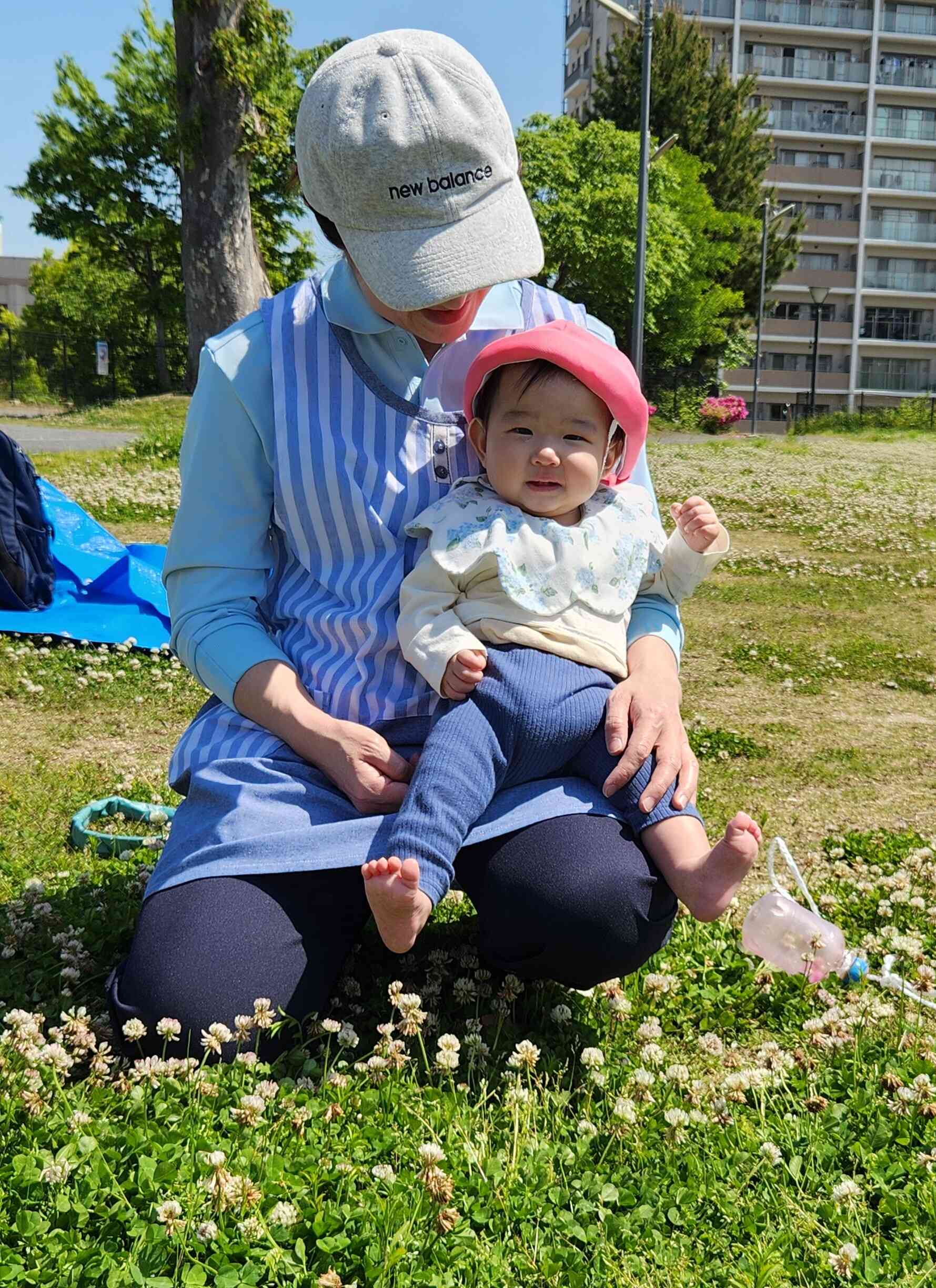 ひよこ組さんもお外でまったり♪