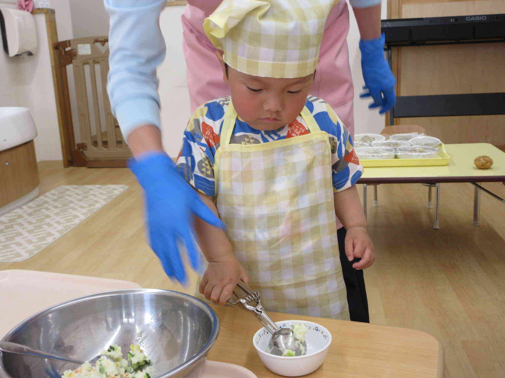 自分の分を盛り付けます！！