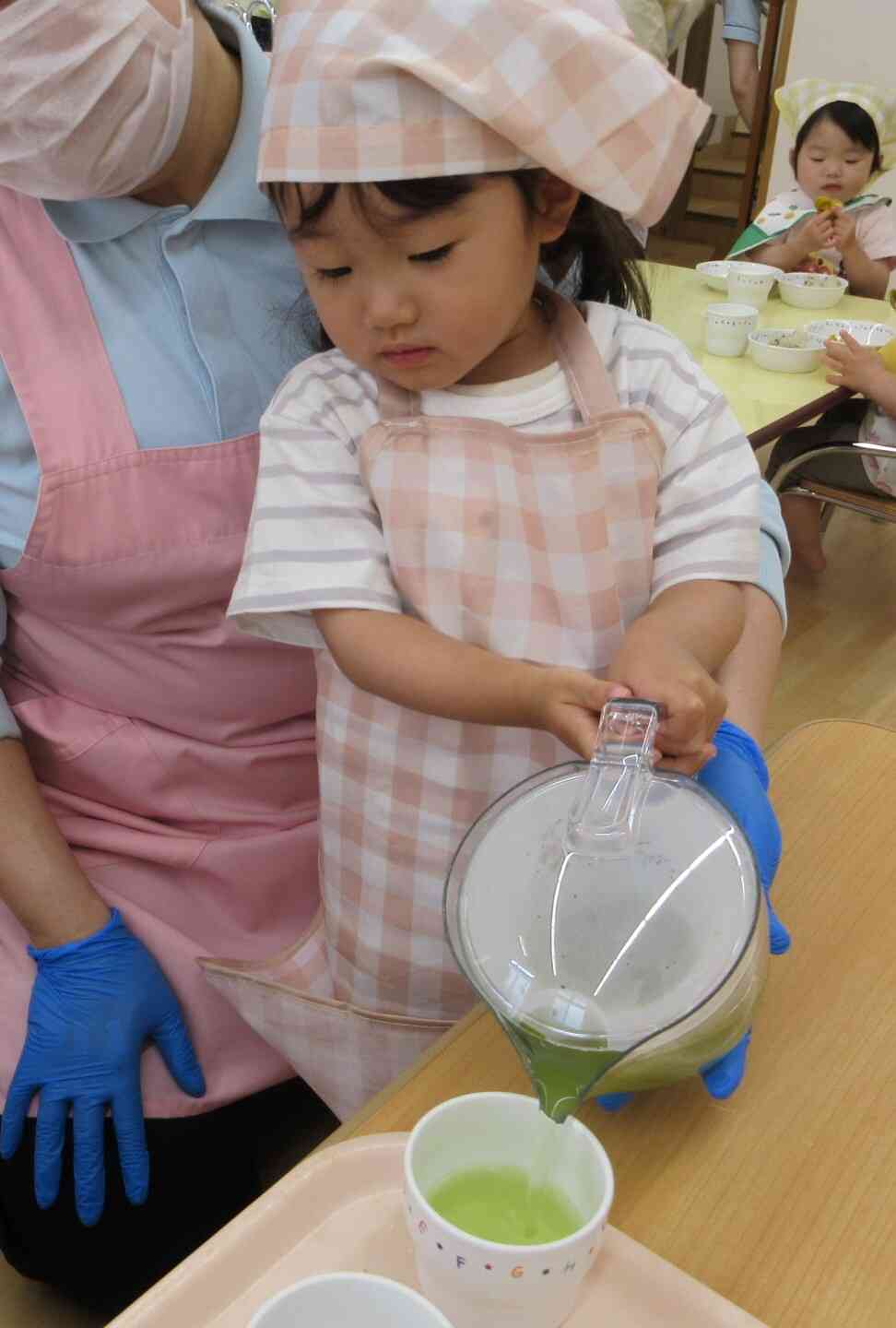 うさぎ組さんは自分でお茶も入れました。