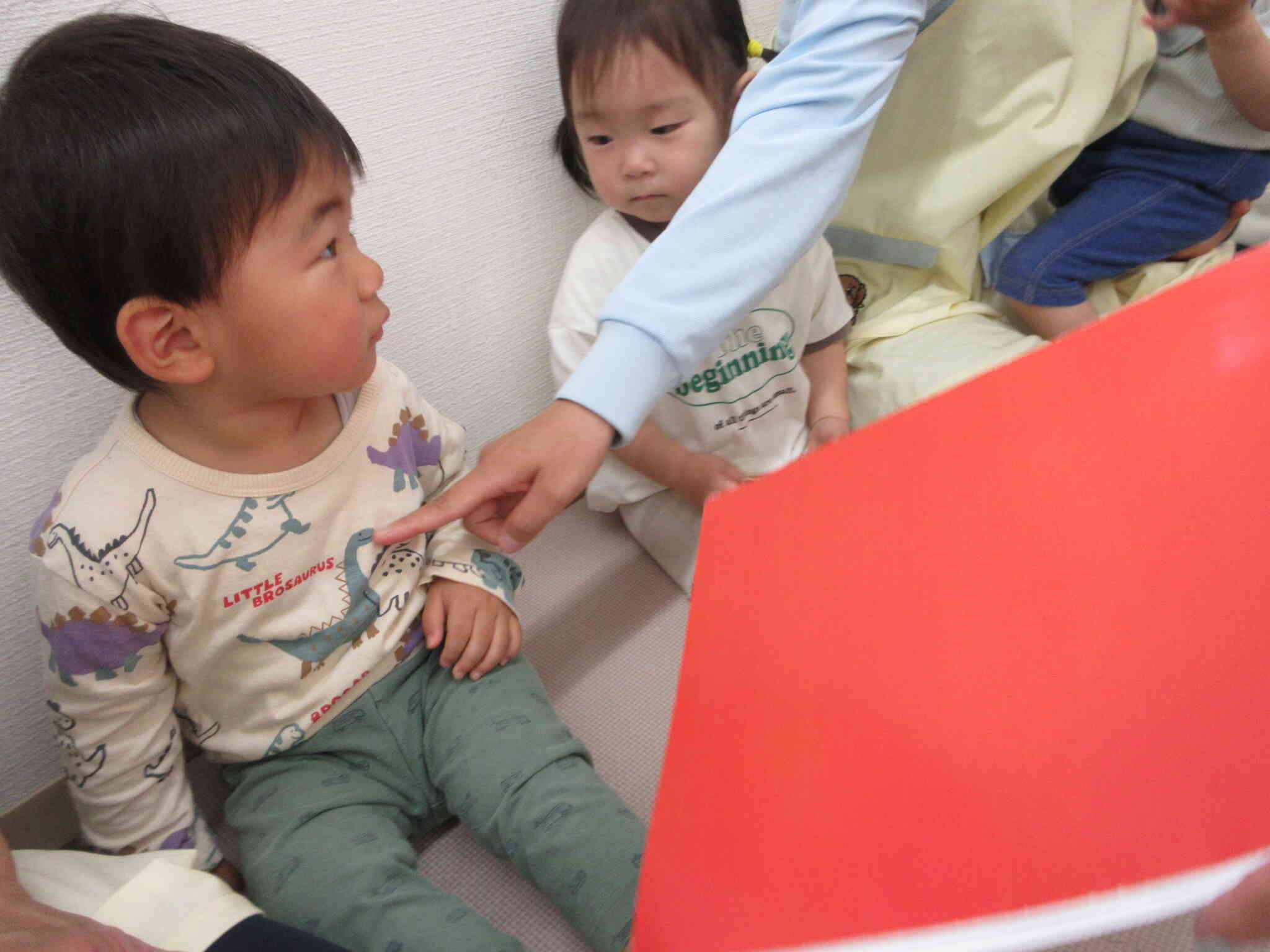 レッドはどこにあるかな？と探しています。