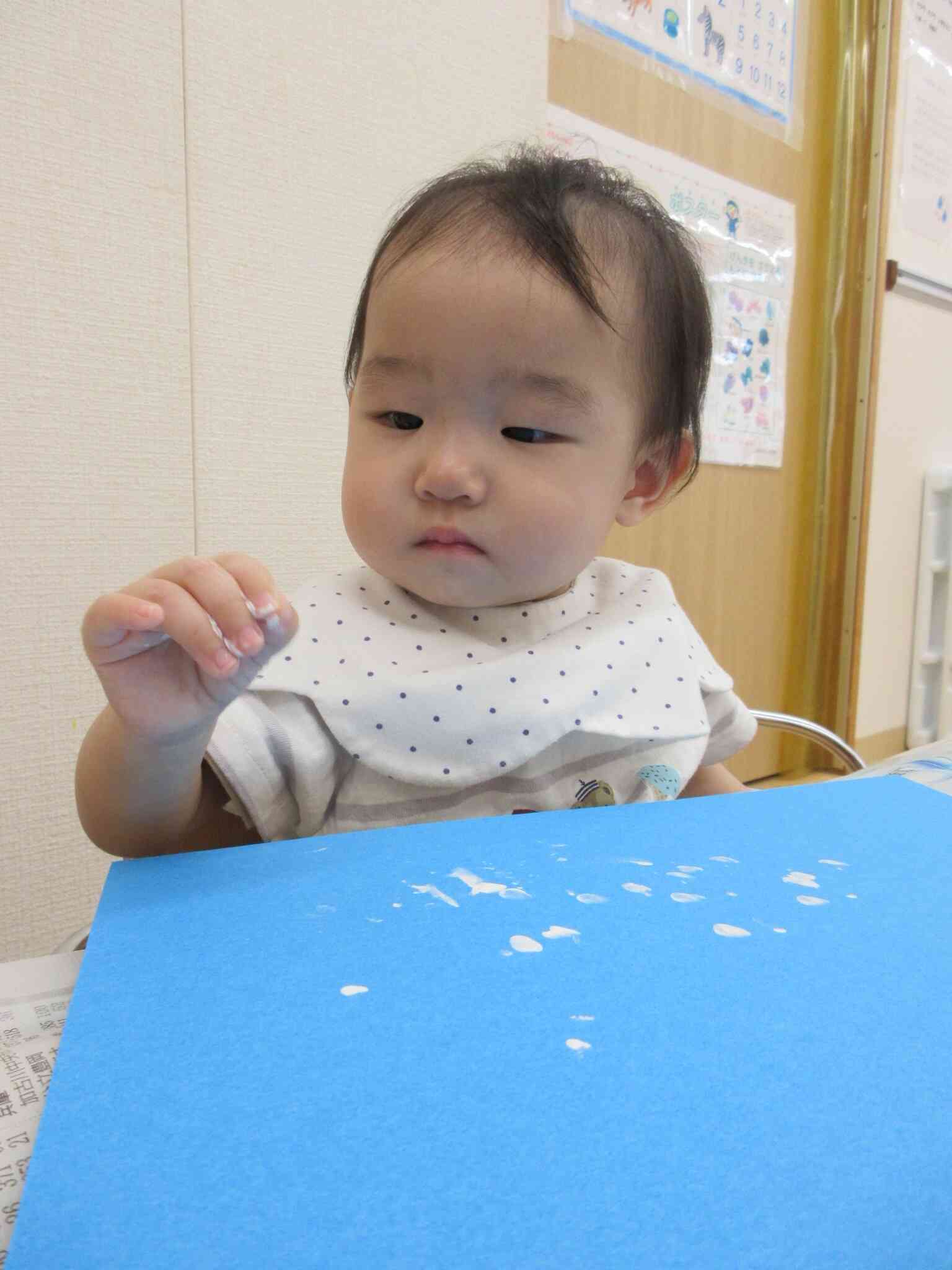 指に何がついたの？と観察。