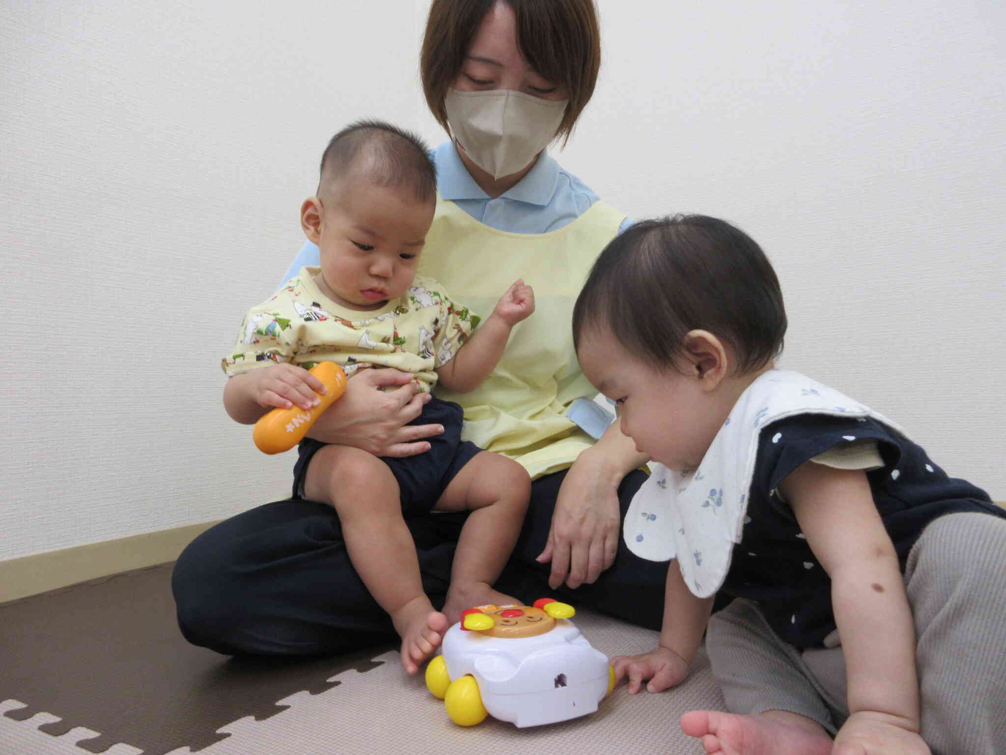 先生に抱っこで安心だね(^^♪