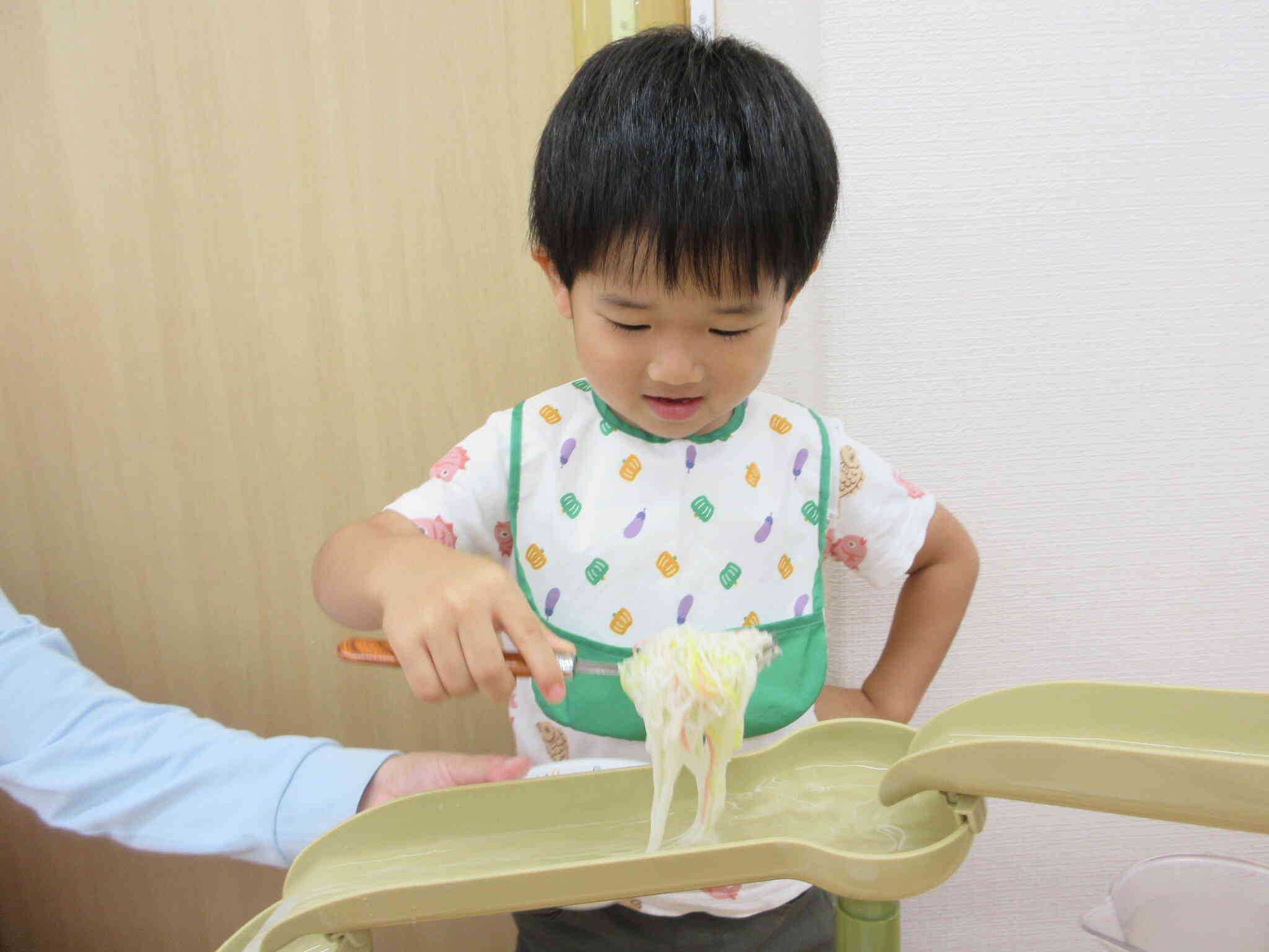 夏は、流しそうめん　上手にすくえたね