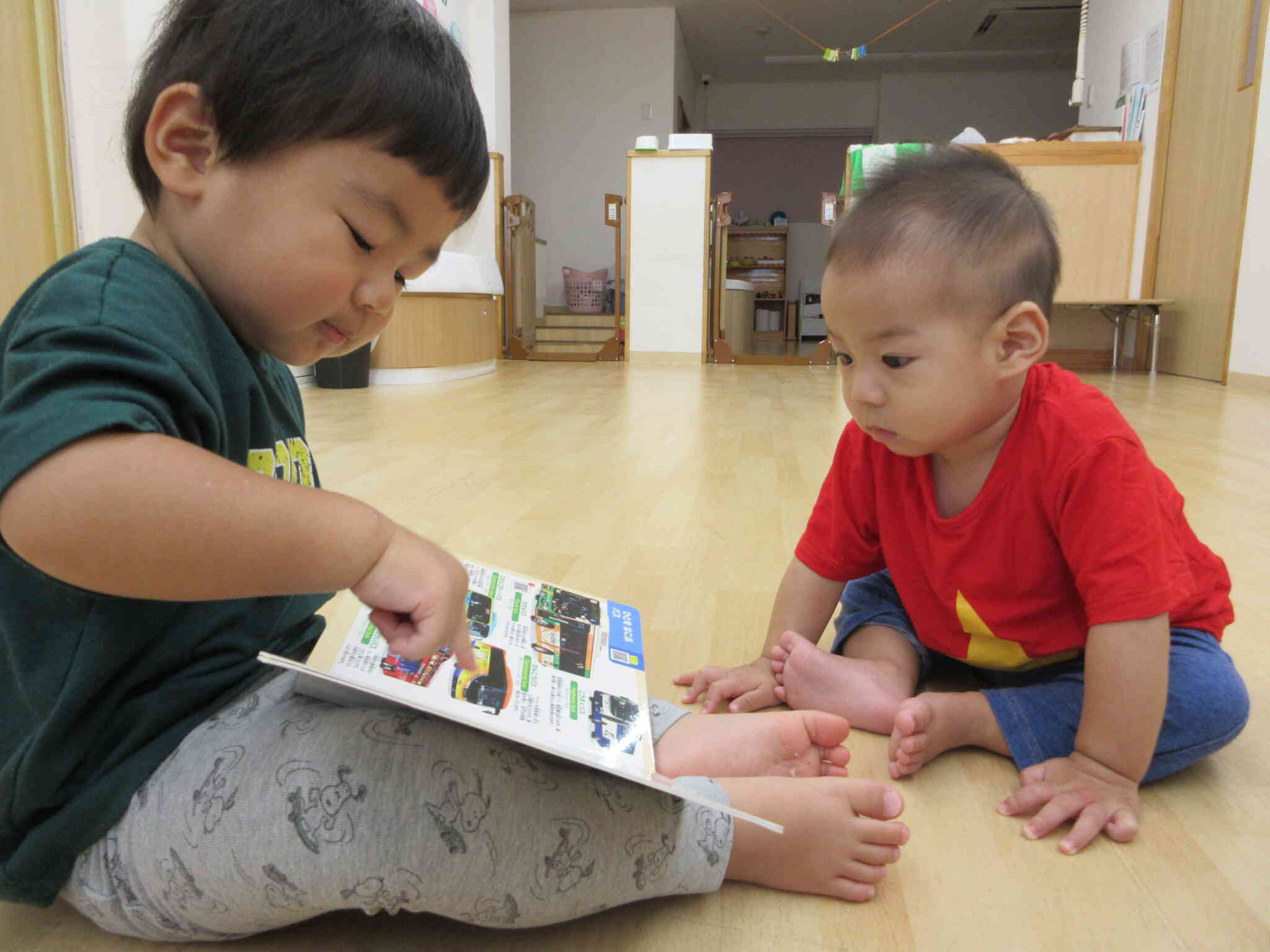 1歳児が0歳児に読み聞かせ　すてきなふれあい