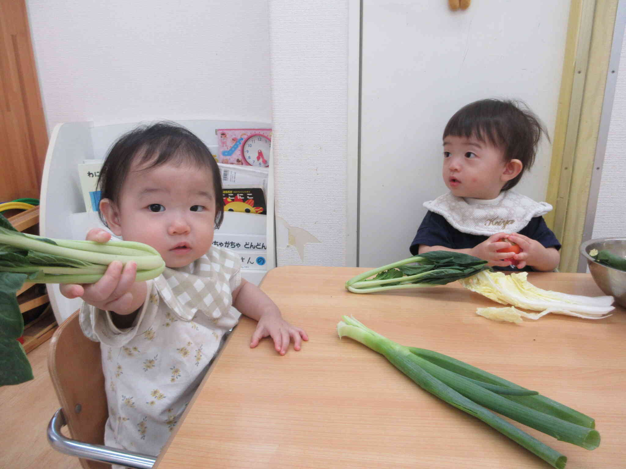 0歳児のひよこ組クラスでも野菜にふれます！！
