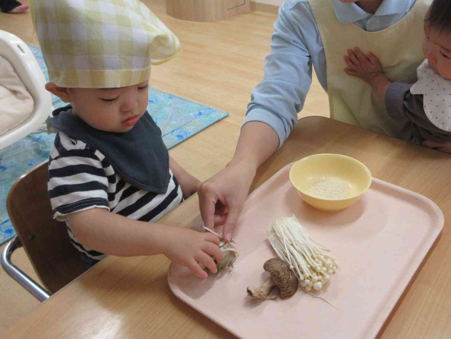 ０歳児のお友だちもお手伝い・・・