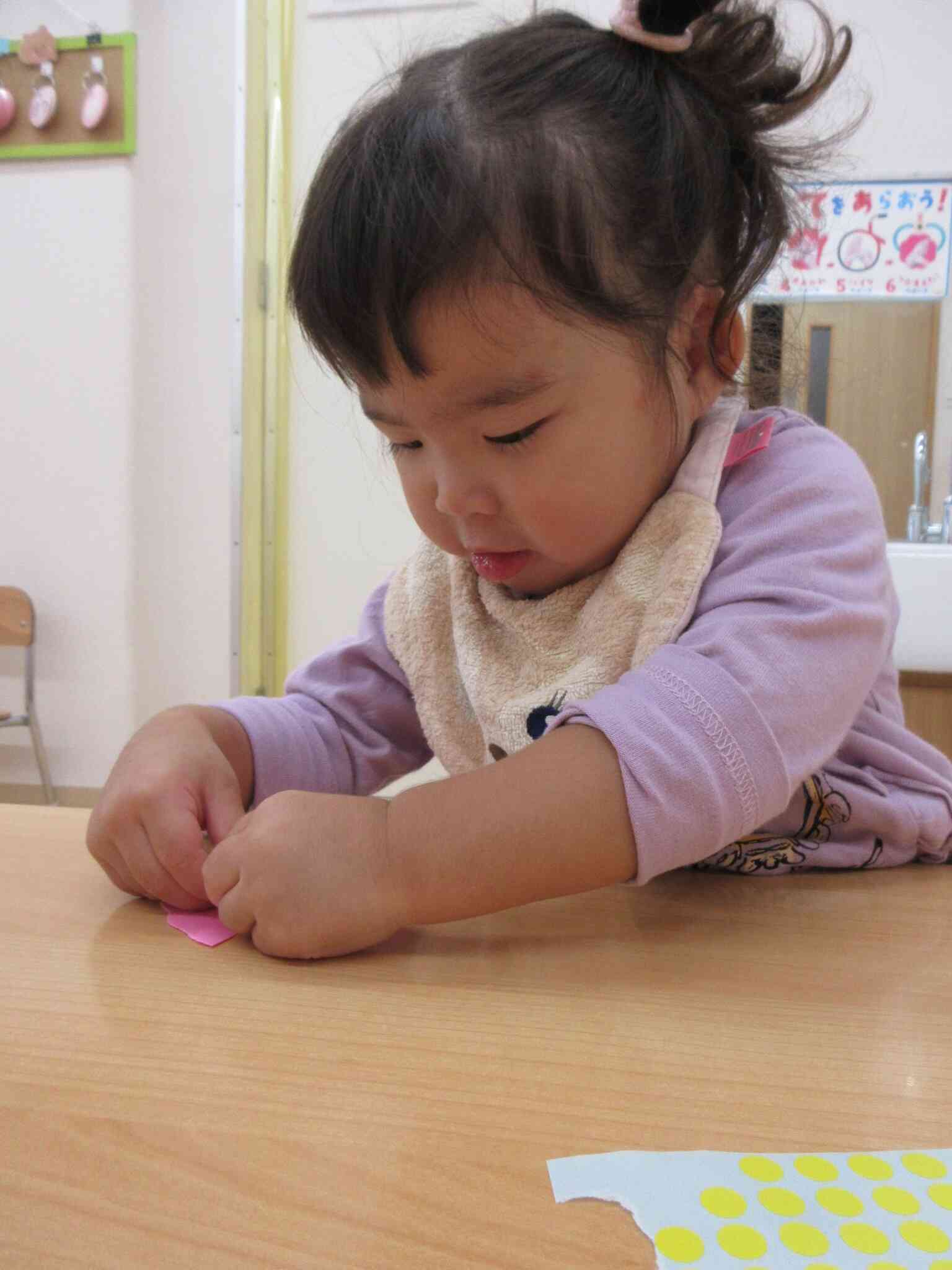 小さいシールを真剣に貼っています!!