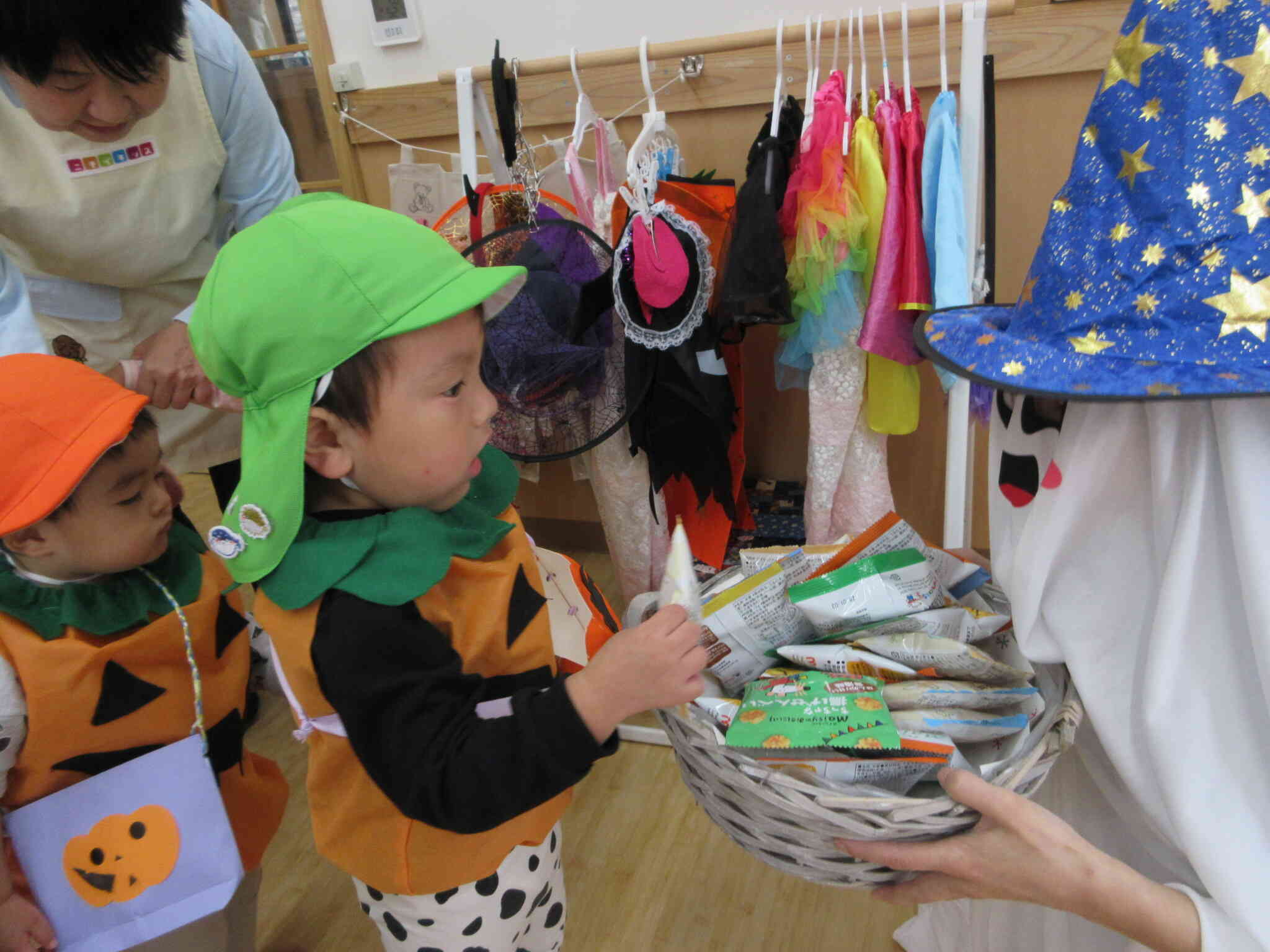 近所の小規模の交流もかねて「トリック・オア・トリート！！」