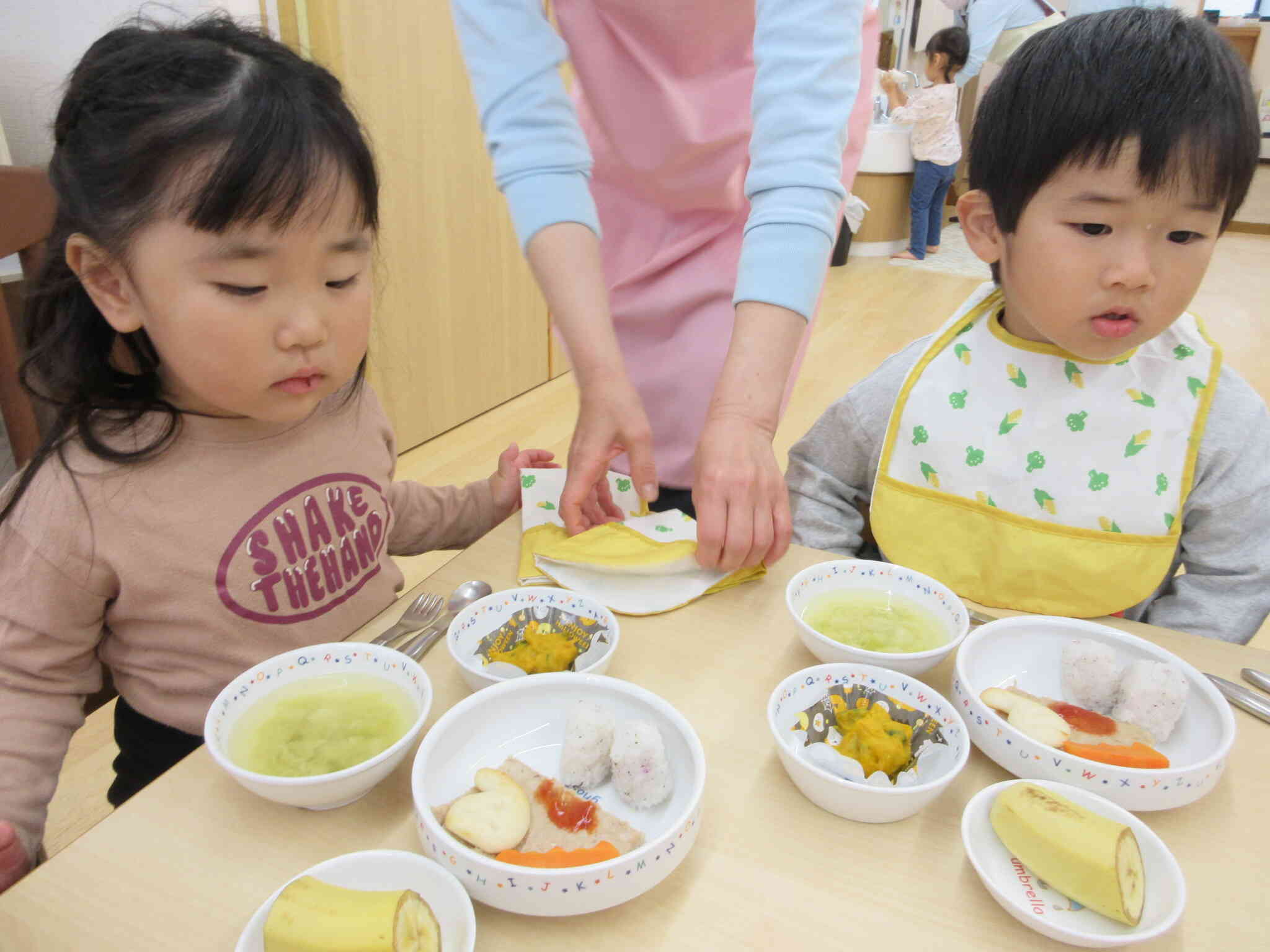 園に帰ってきておひるごはん。ご飯にもお化けが沢山いました。