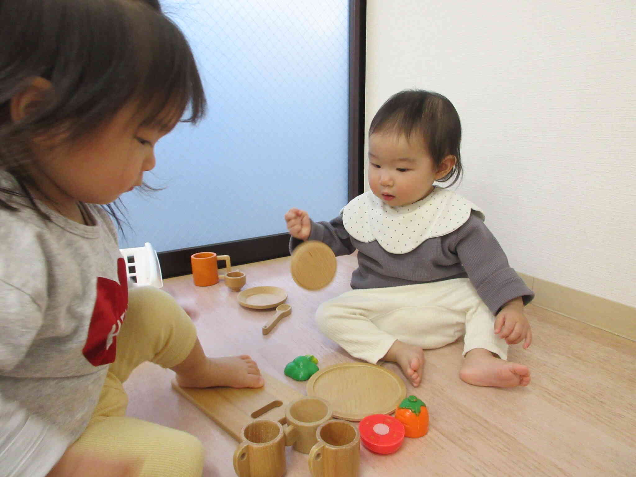 沢山並んだ食器やお野菜に興味深々・・・