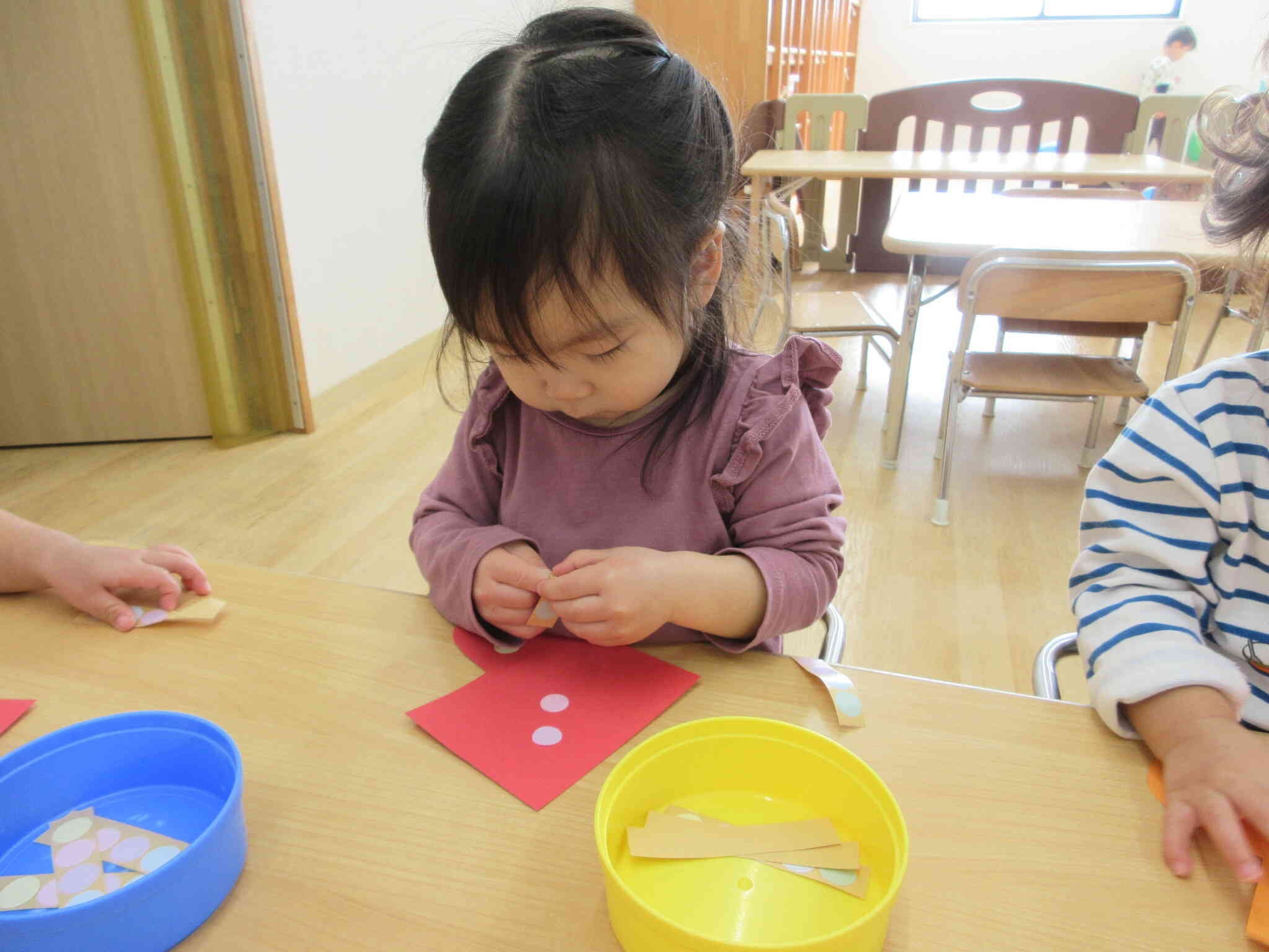 真剣にシールをとっています！！