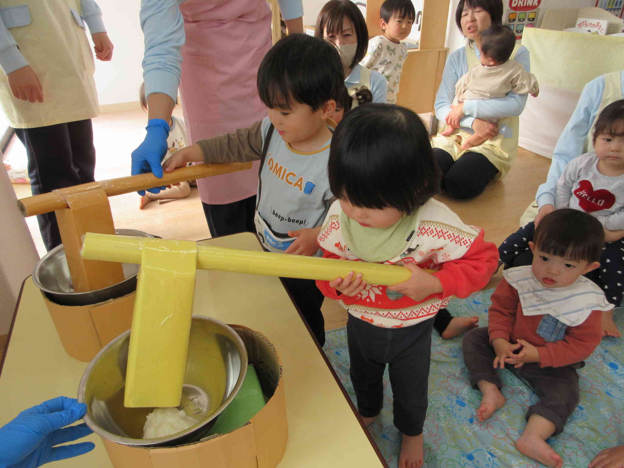 お餅つきをします！！