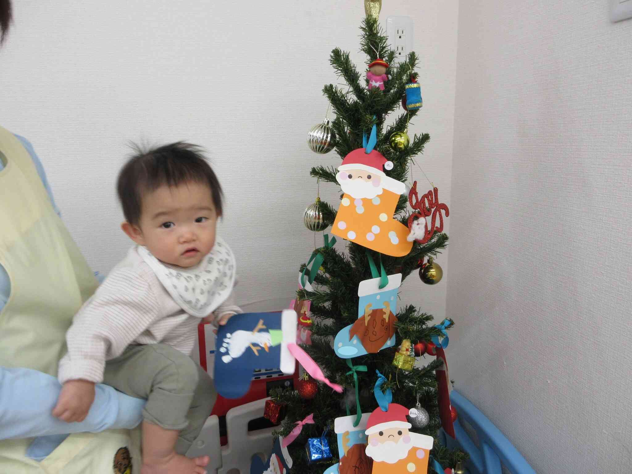 先生にだっこしてもらって飾りました！！