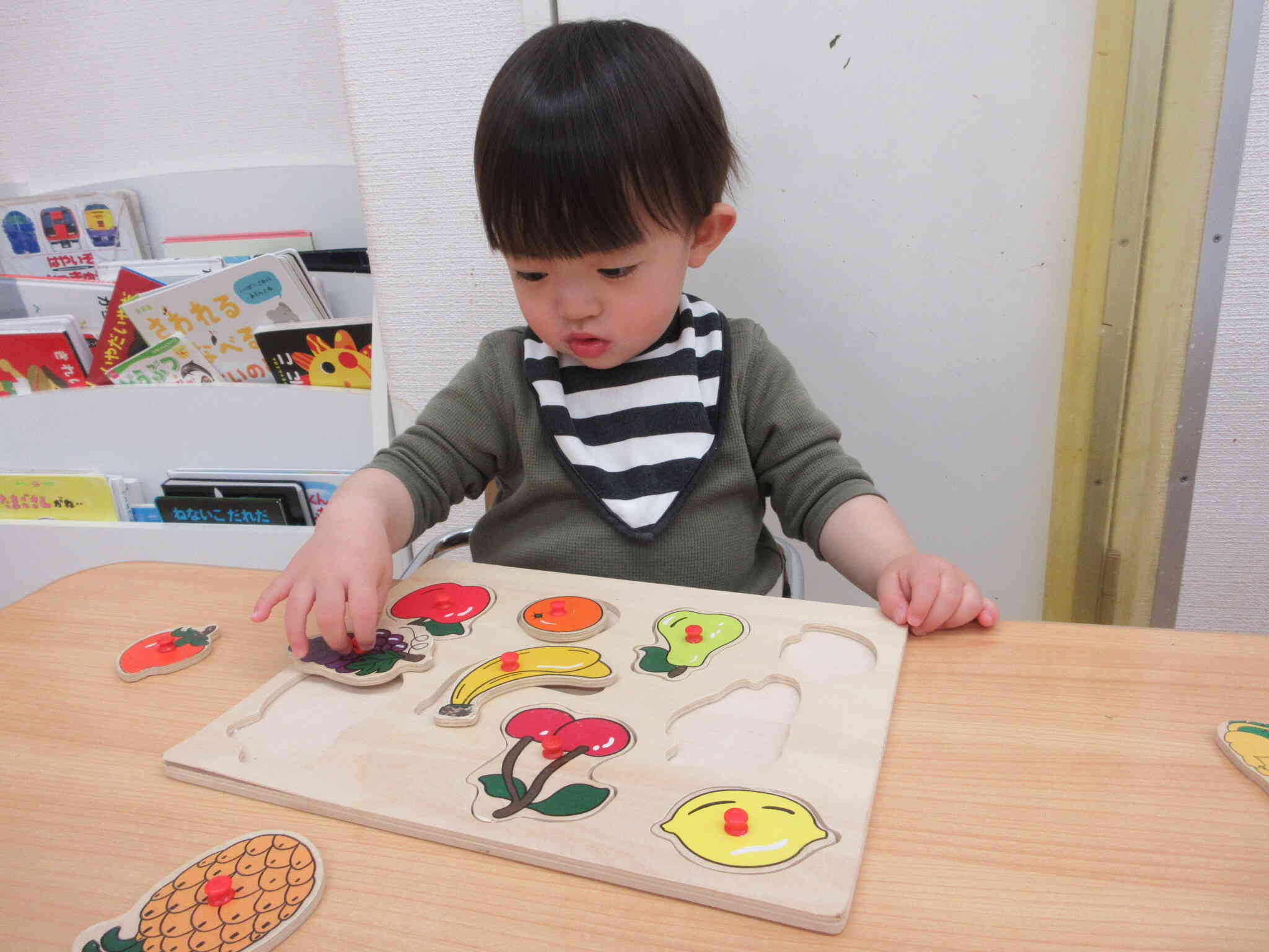 ひよこ組さんは机上遊びです・・・