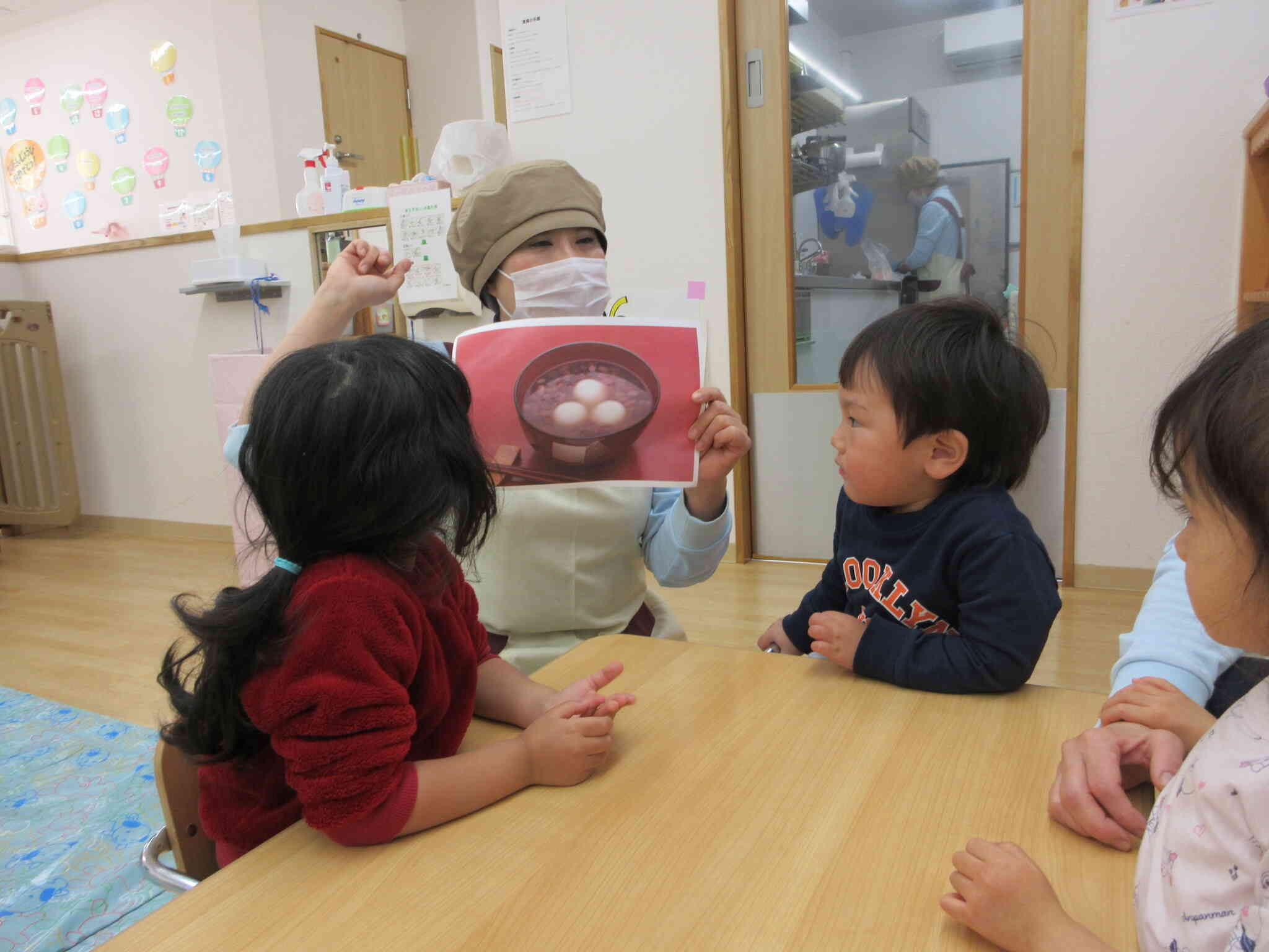 お汁粉を作ります！！真剣に話しを聞いてくれています。