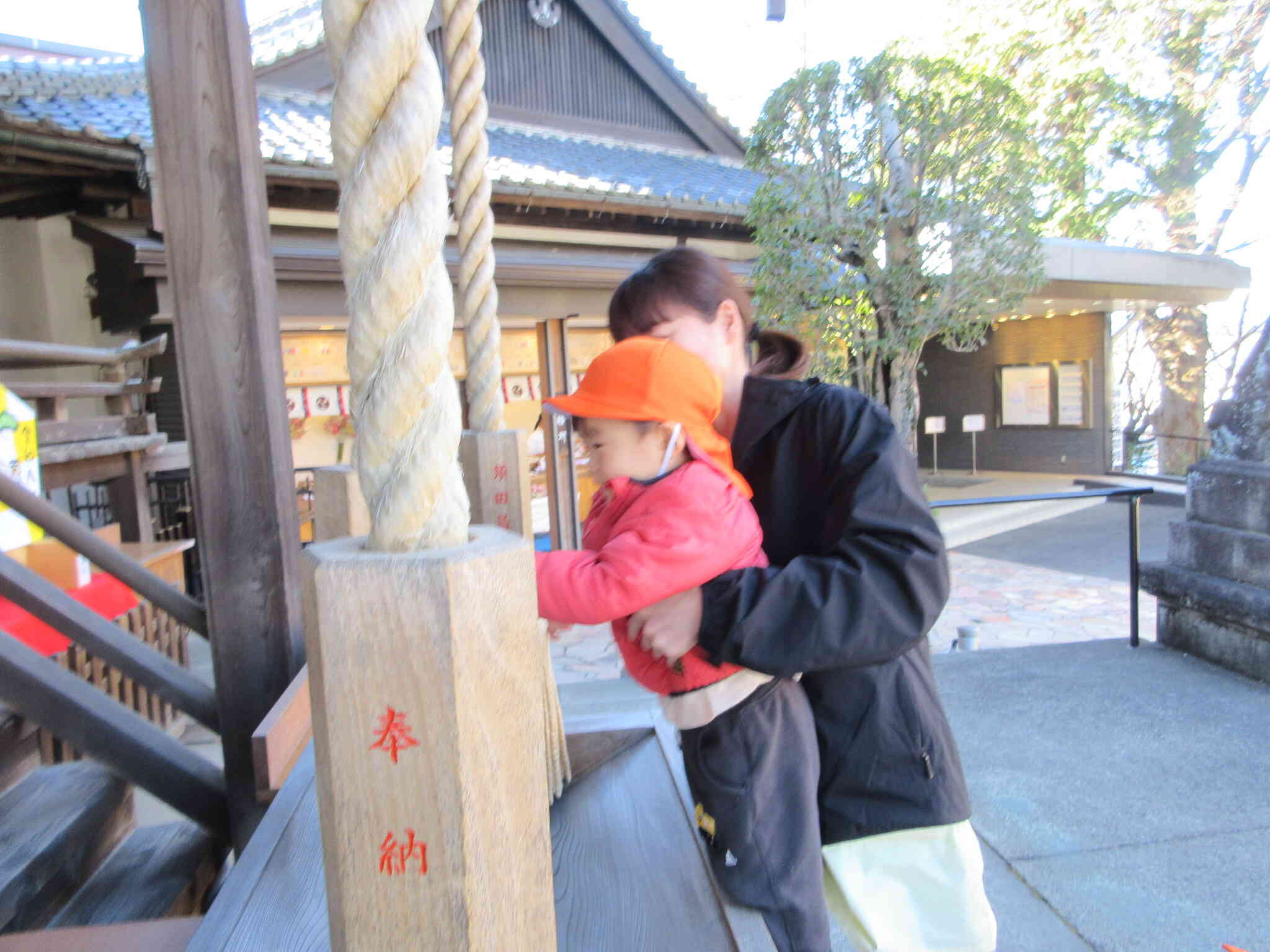 高いから、先生にだっこをしてもらいました。