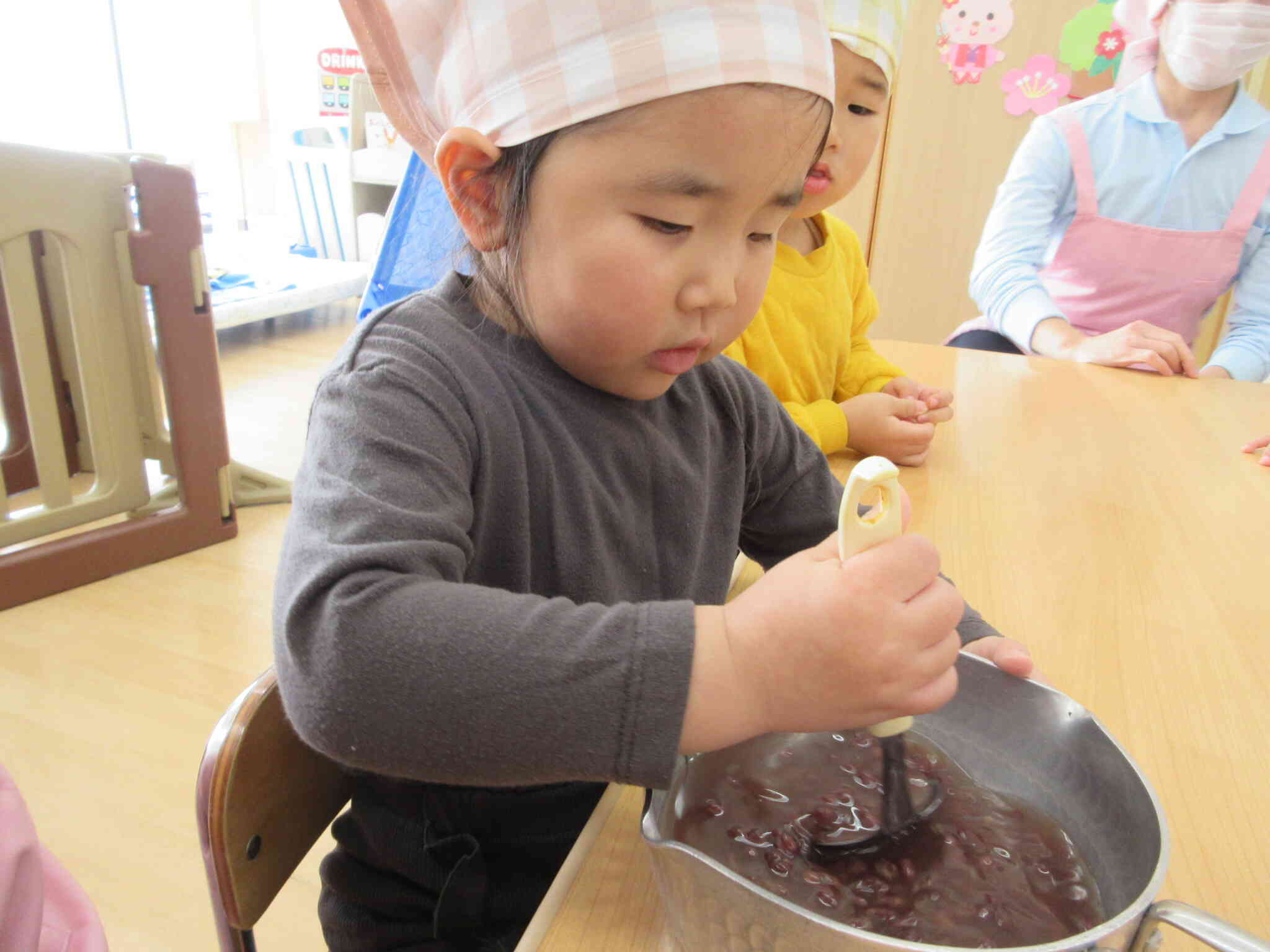 柔らかくなった小豆に砂糖を入れました。おいしくな～れ。