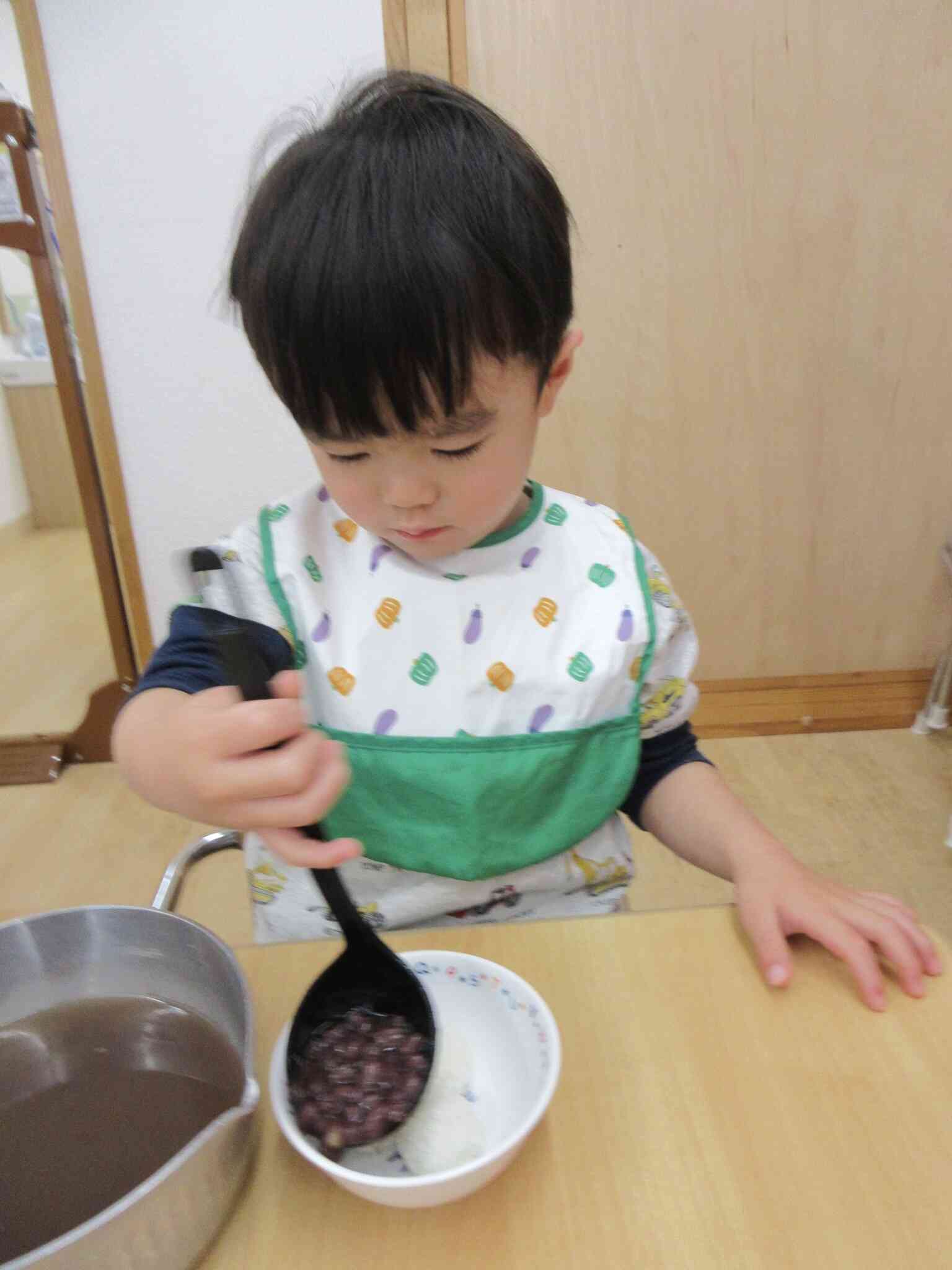 自分でお汁粉をよそいます。