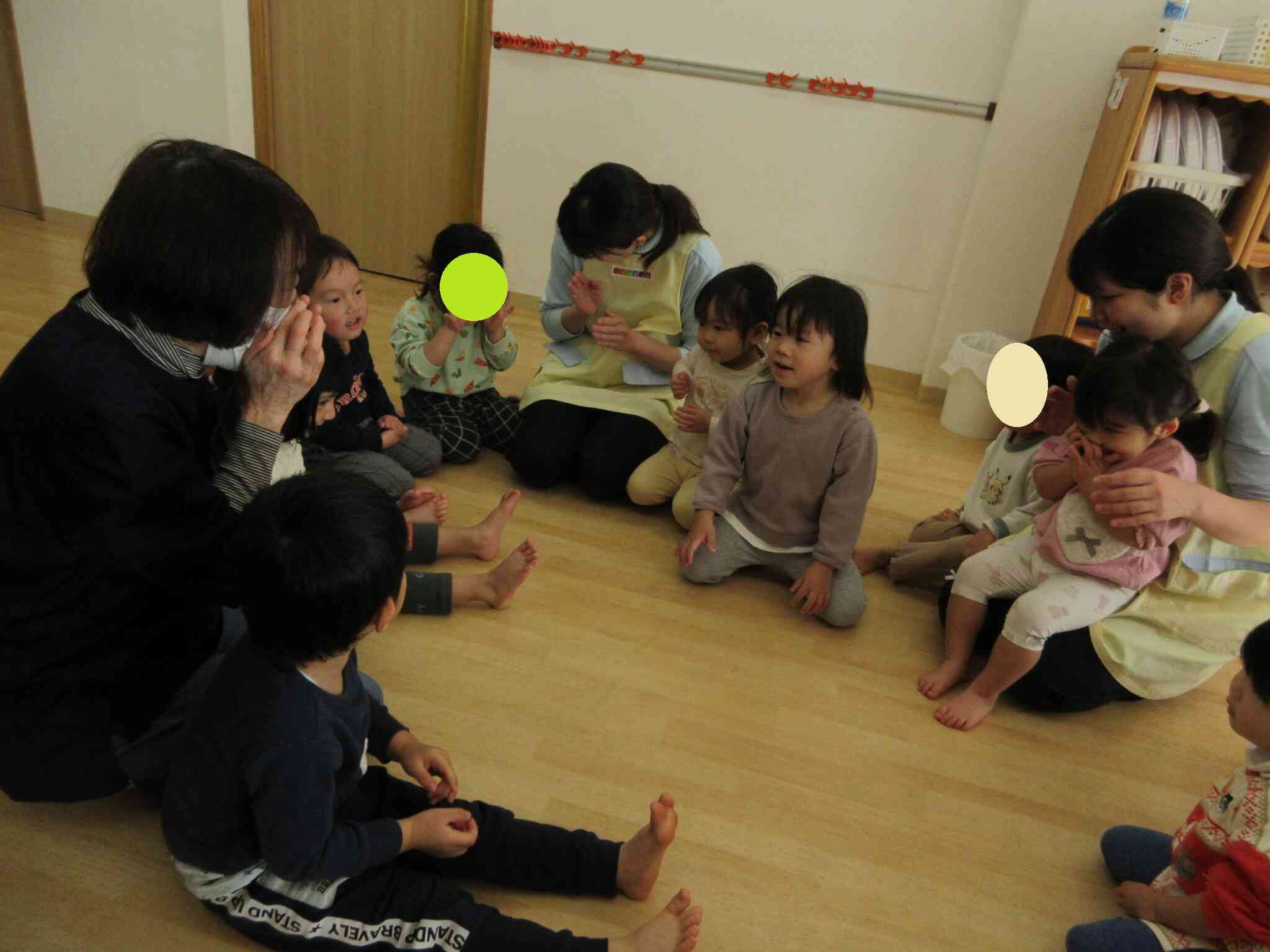 座って、手遊びもしました。