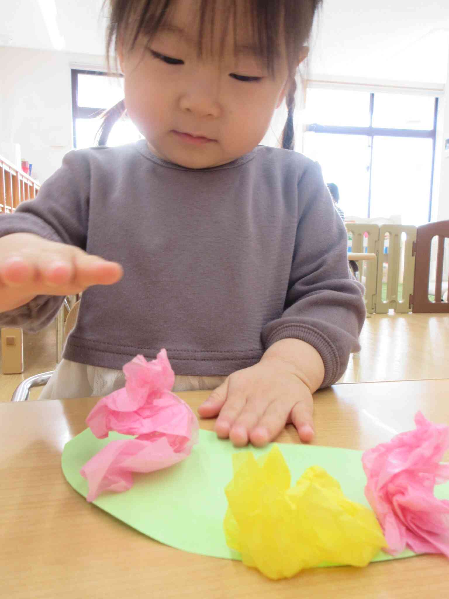 くしゅくしゅしたお花紙を、ペタペタ貼り付けます。