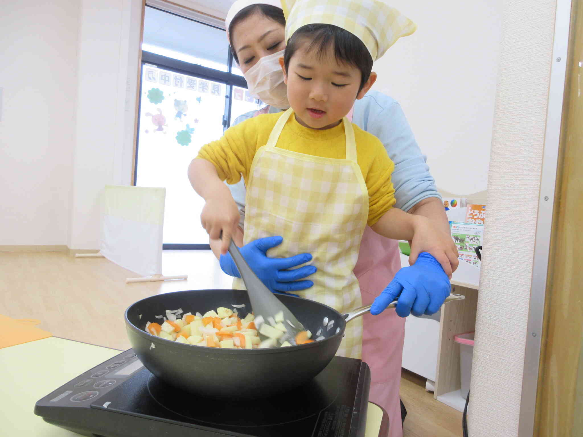 ジュウジュウ炒めます。