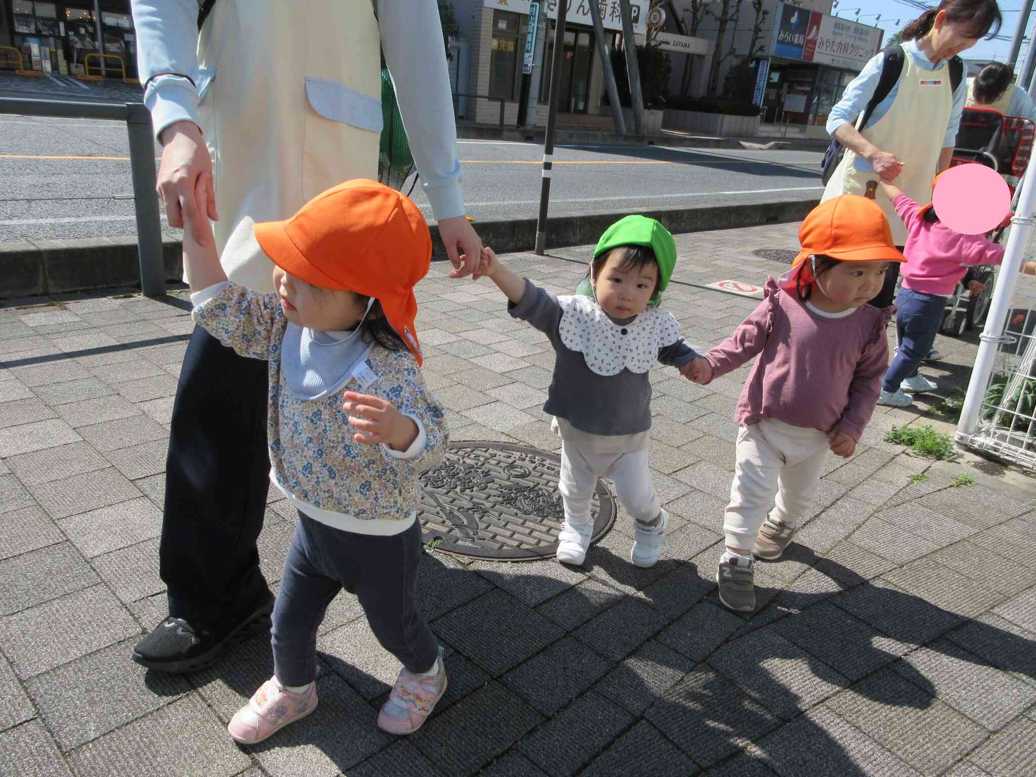 上手に手をつないで歩いています！！