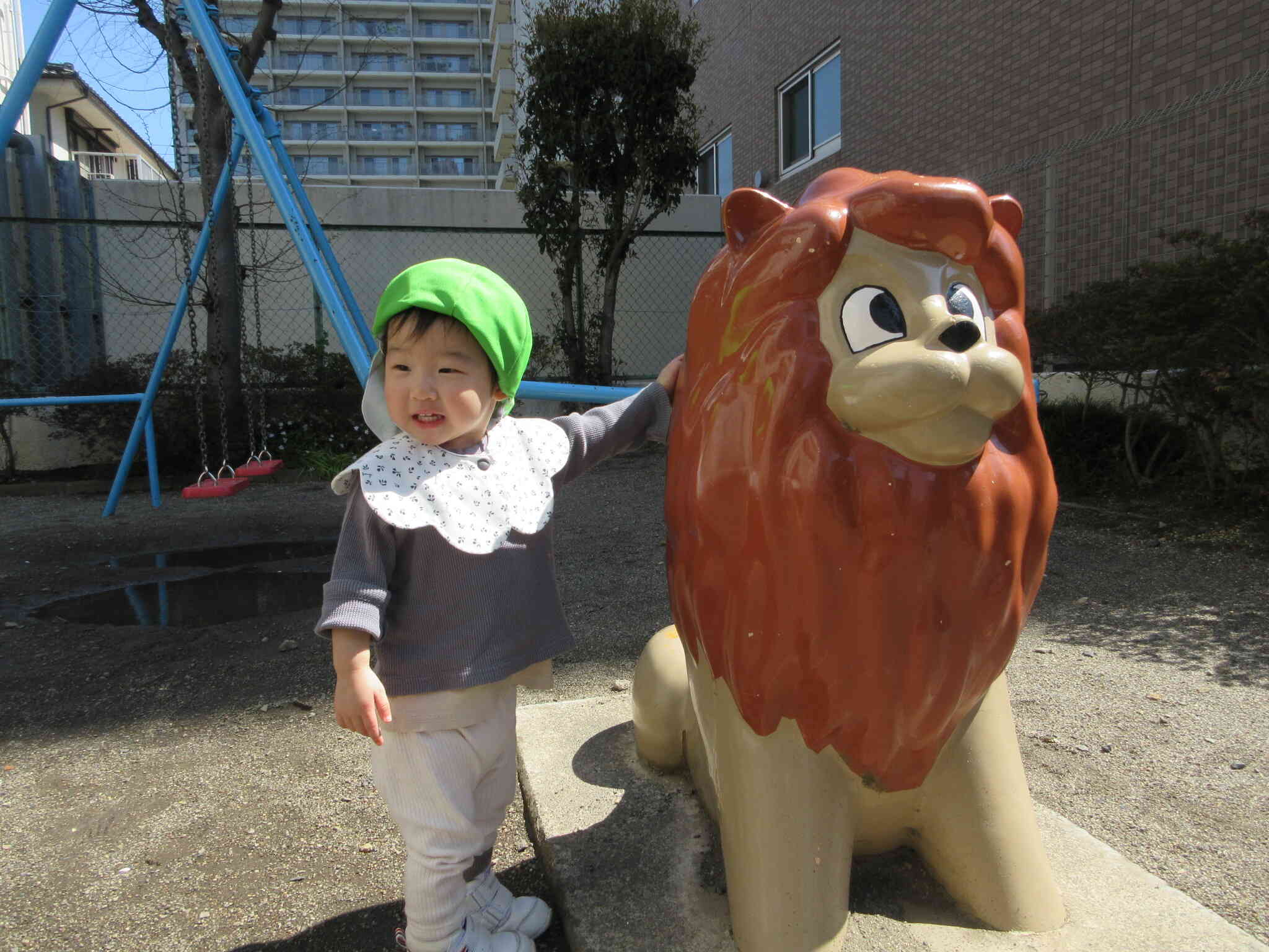 らいおんさんをなでなで・・・