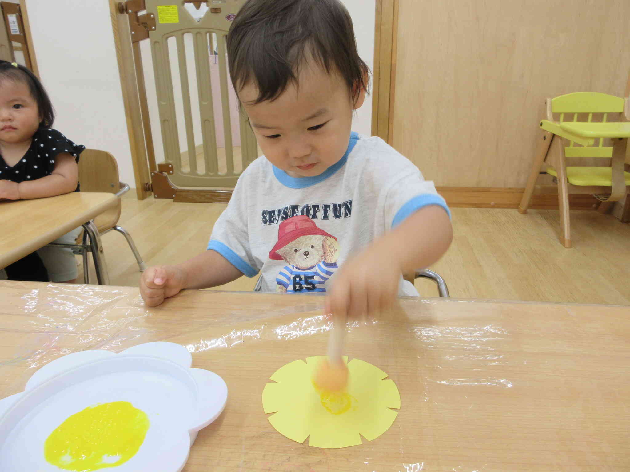 あひる組さん(1歳児)のわくわくな製作！！