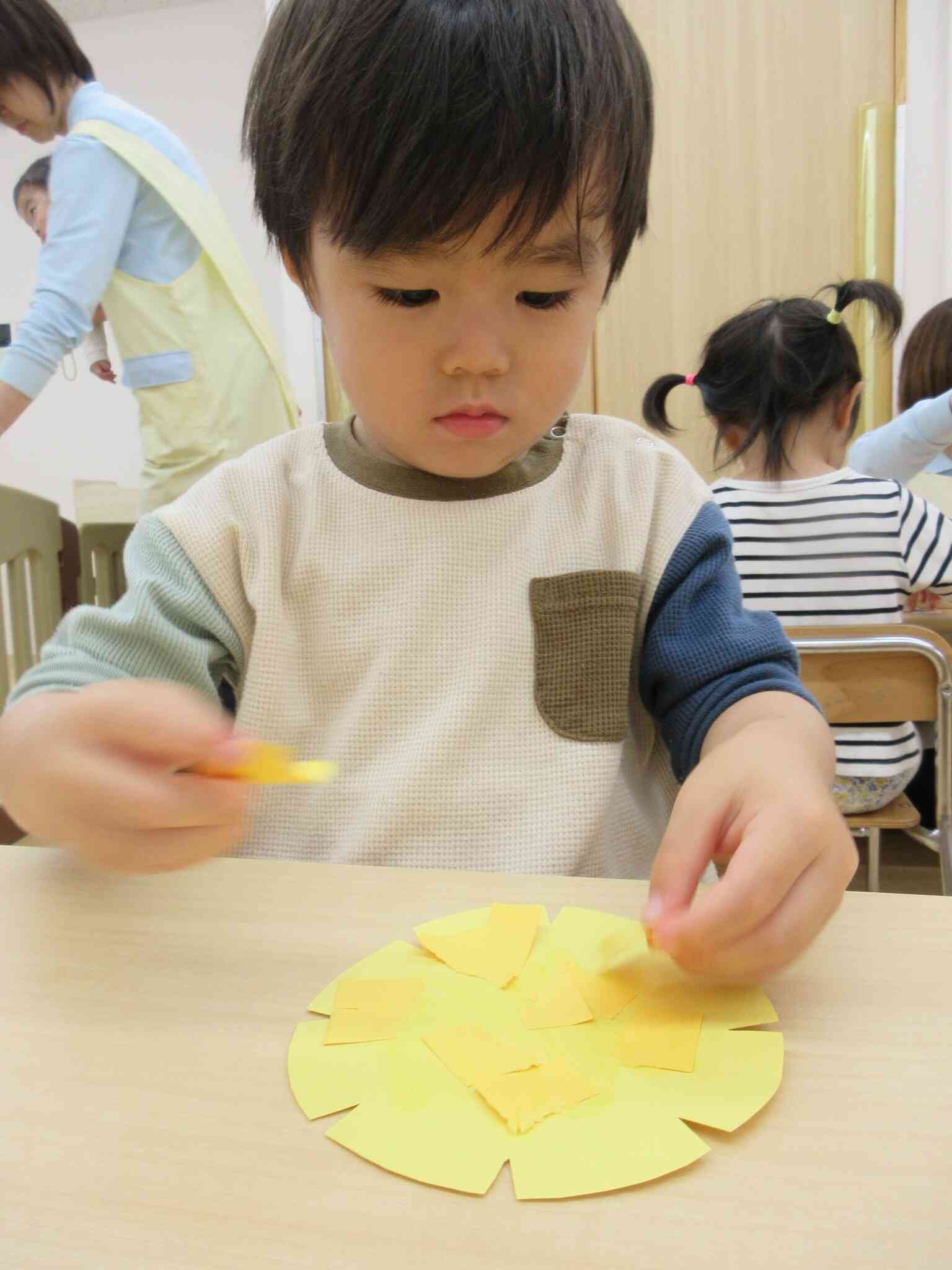 細かくちぎって、ペッタン。