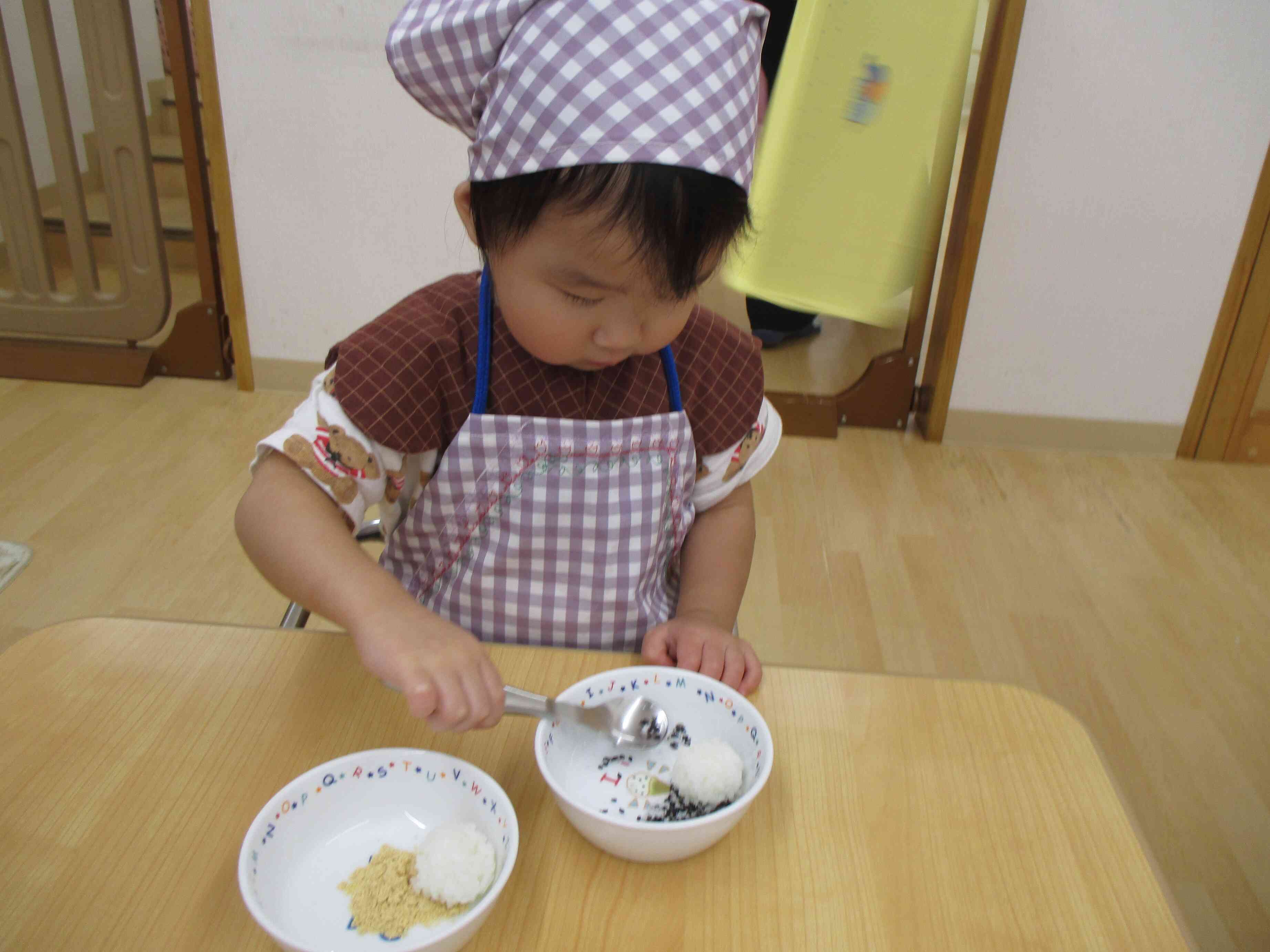 ひとつずつ丁寧につけているね。