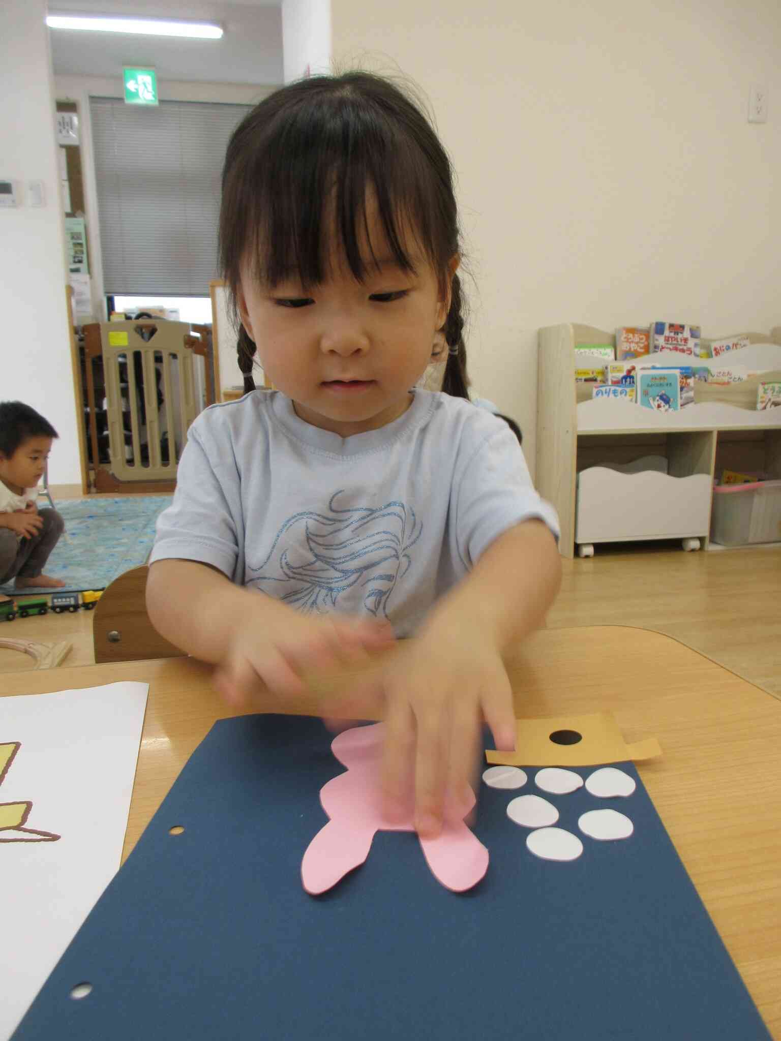 画用紙にお団子とうさぎさんをはります！