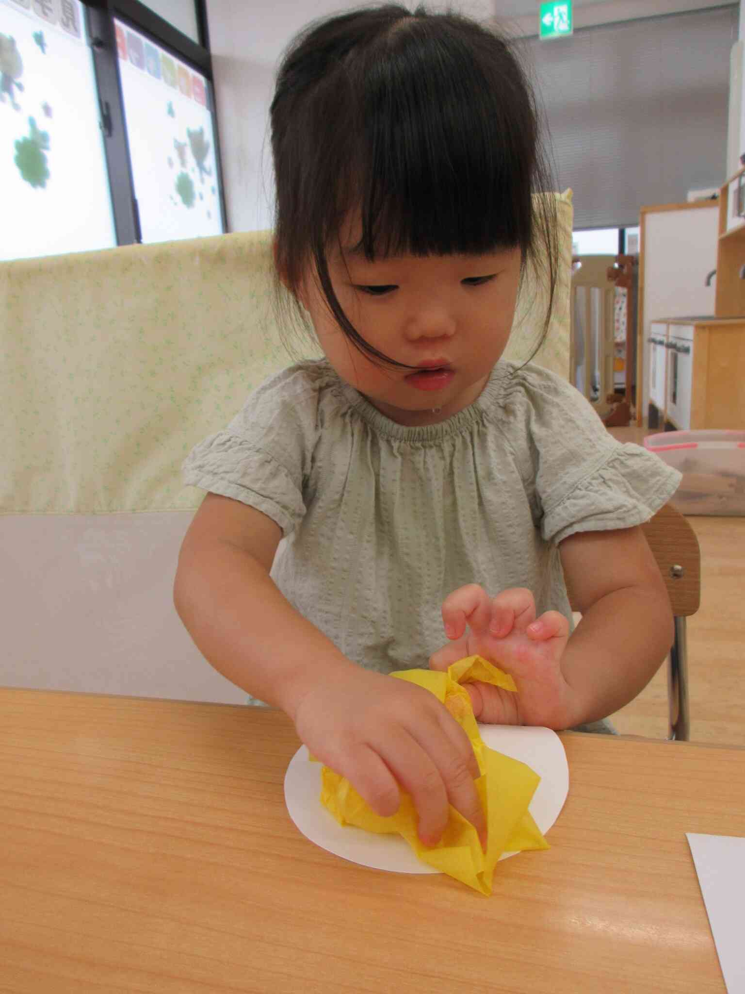 お花紙をクシュクシュして、お月様を作ります。
