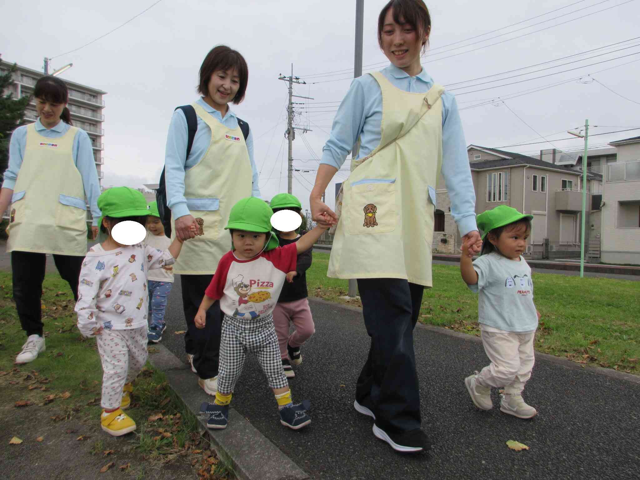 しっかりと先生と手をつないで歩きます。