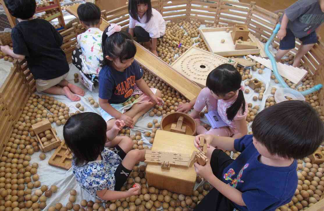 『心ゆくまで木で遊ぼう』