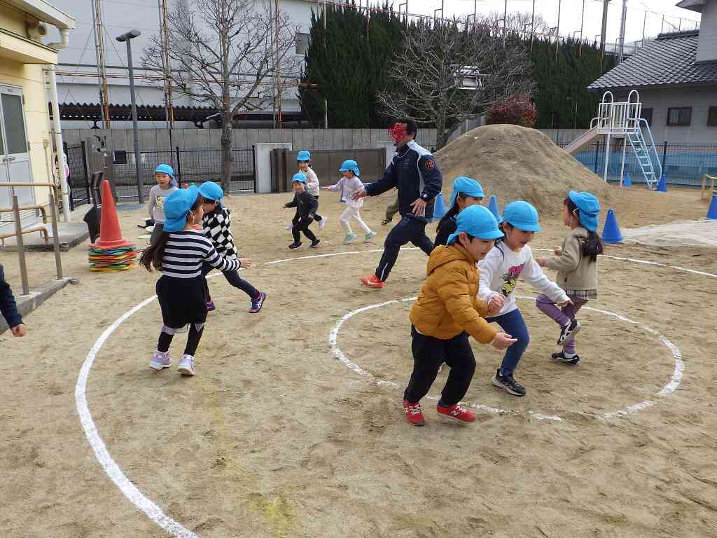 『体操教室の先生とおもいっきり鬼ごっこ』