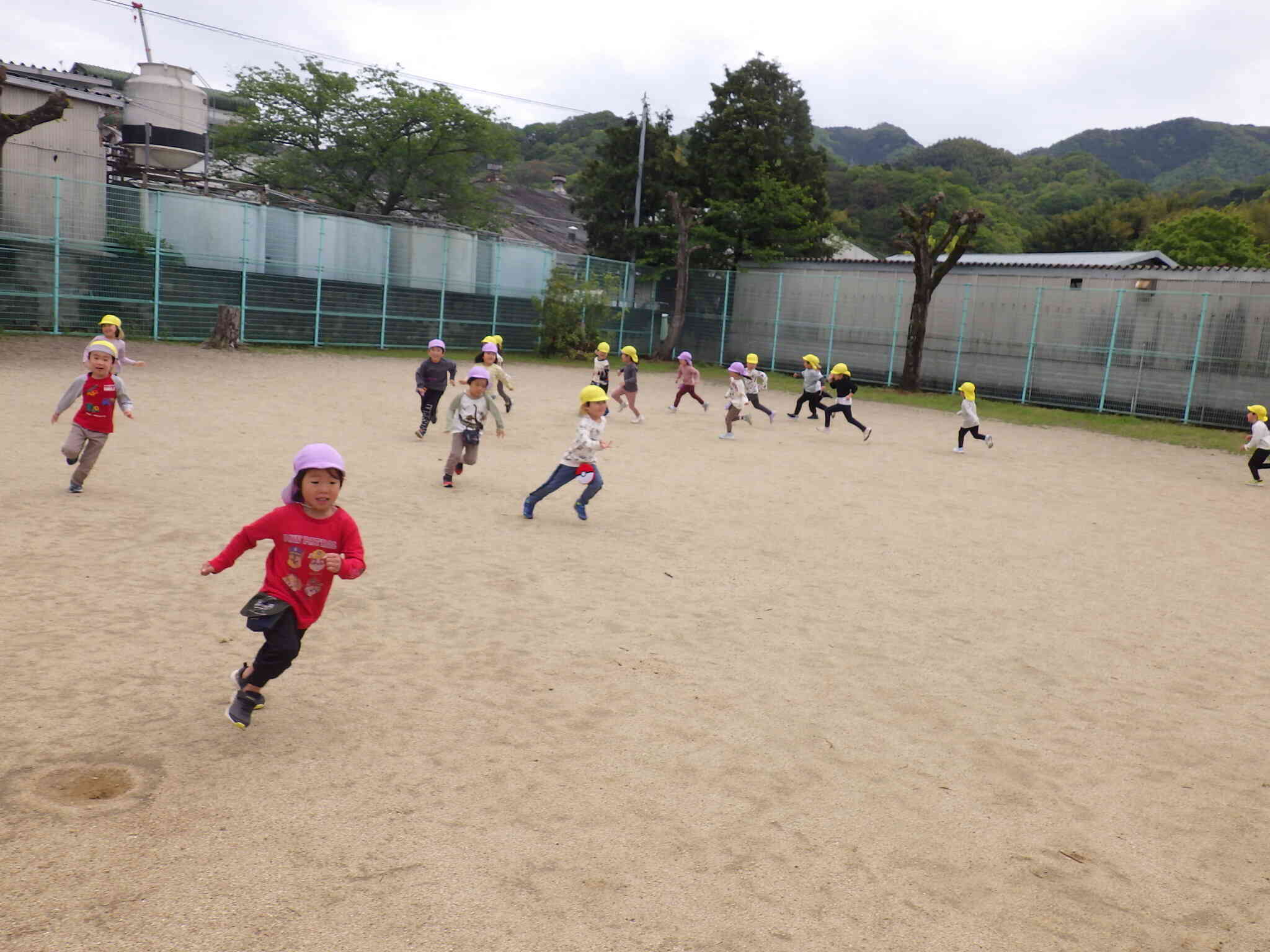 きりん組になって初めてのお散歩♪