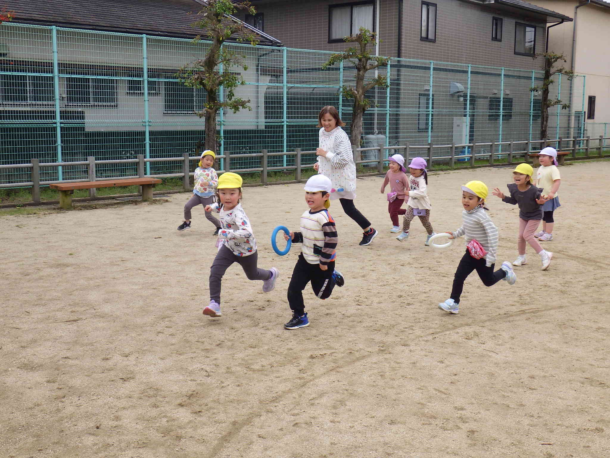 『園長先生と一緒によーいドン！』園長先生も子どもたちに負けじと元気に走ります。みんなもとても楽しそう♡「園長先生、また一緒に遊ぼうね！」