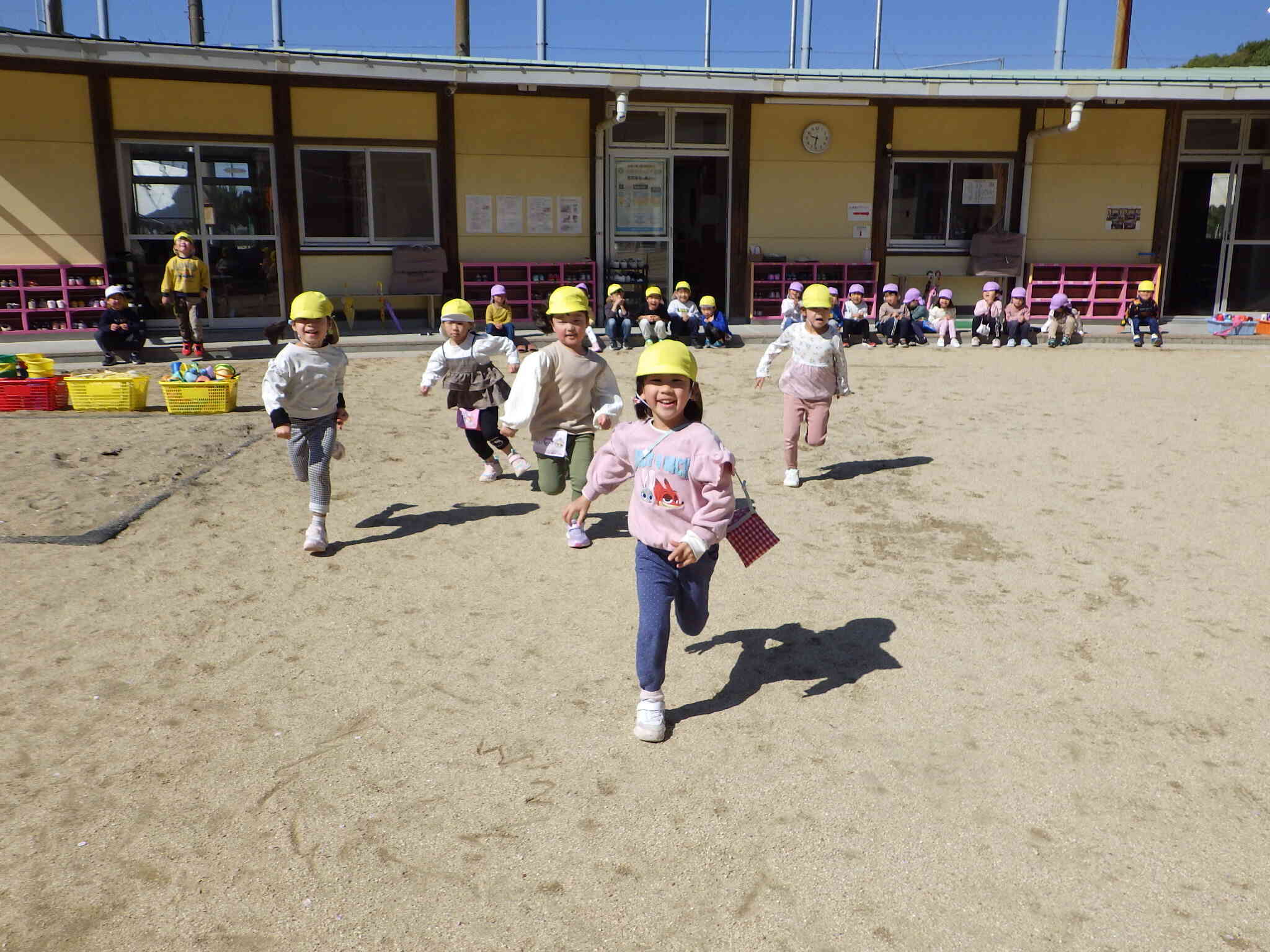 『年長児のお姉さん、力強く走ります。』