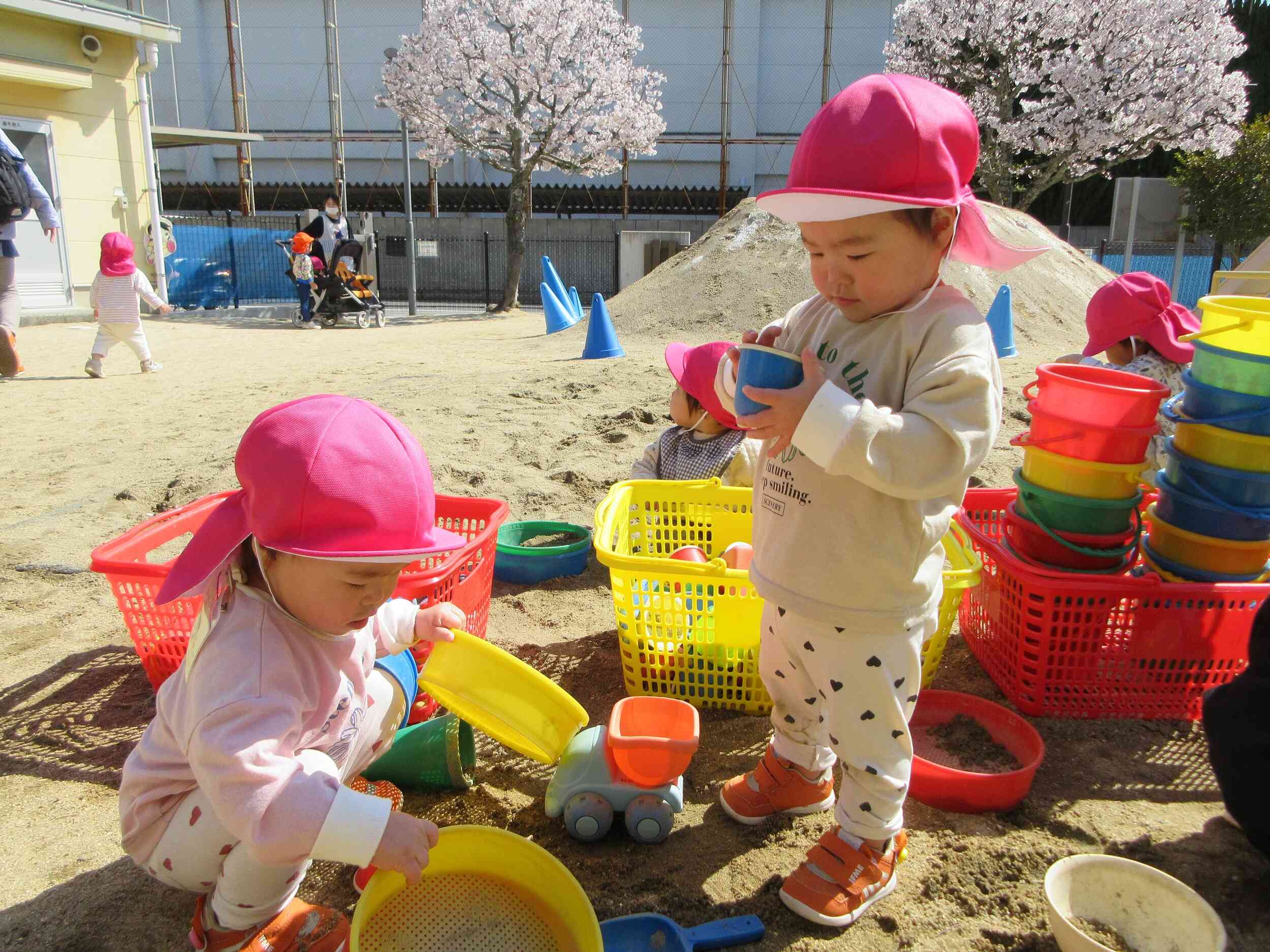 砂遊び、楽しいね☆