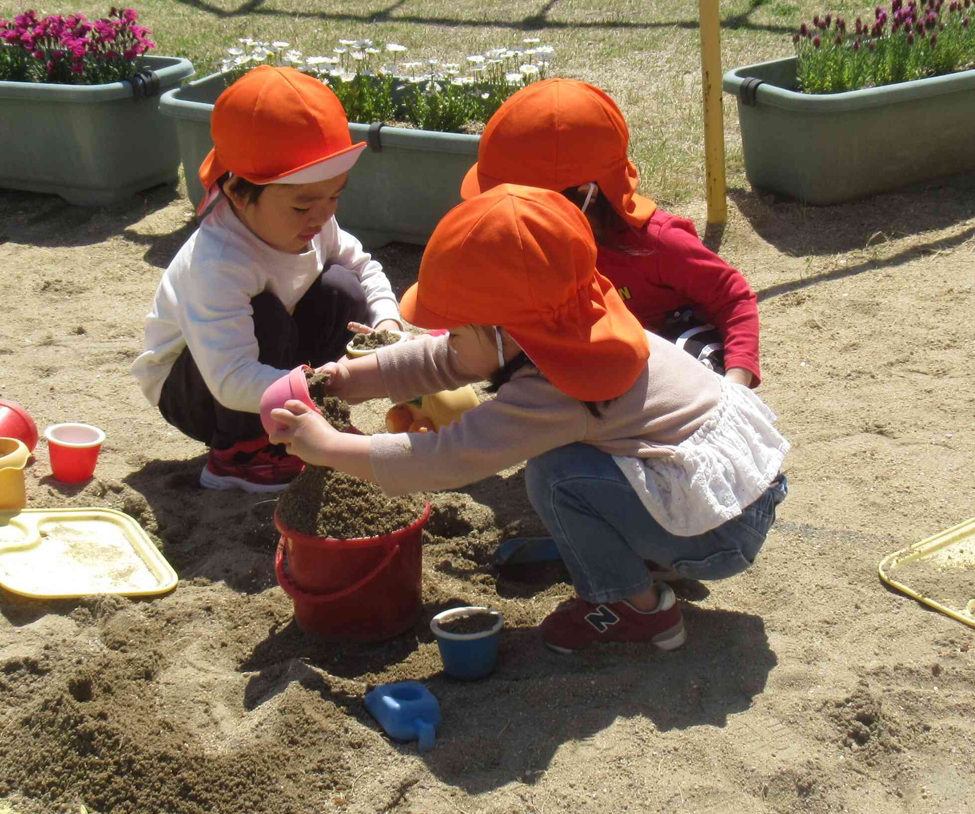 『仲良く砂遊び』