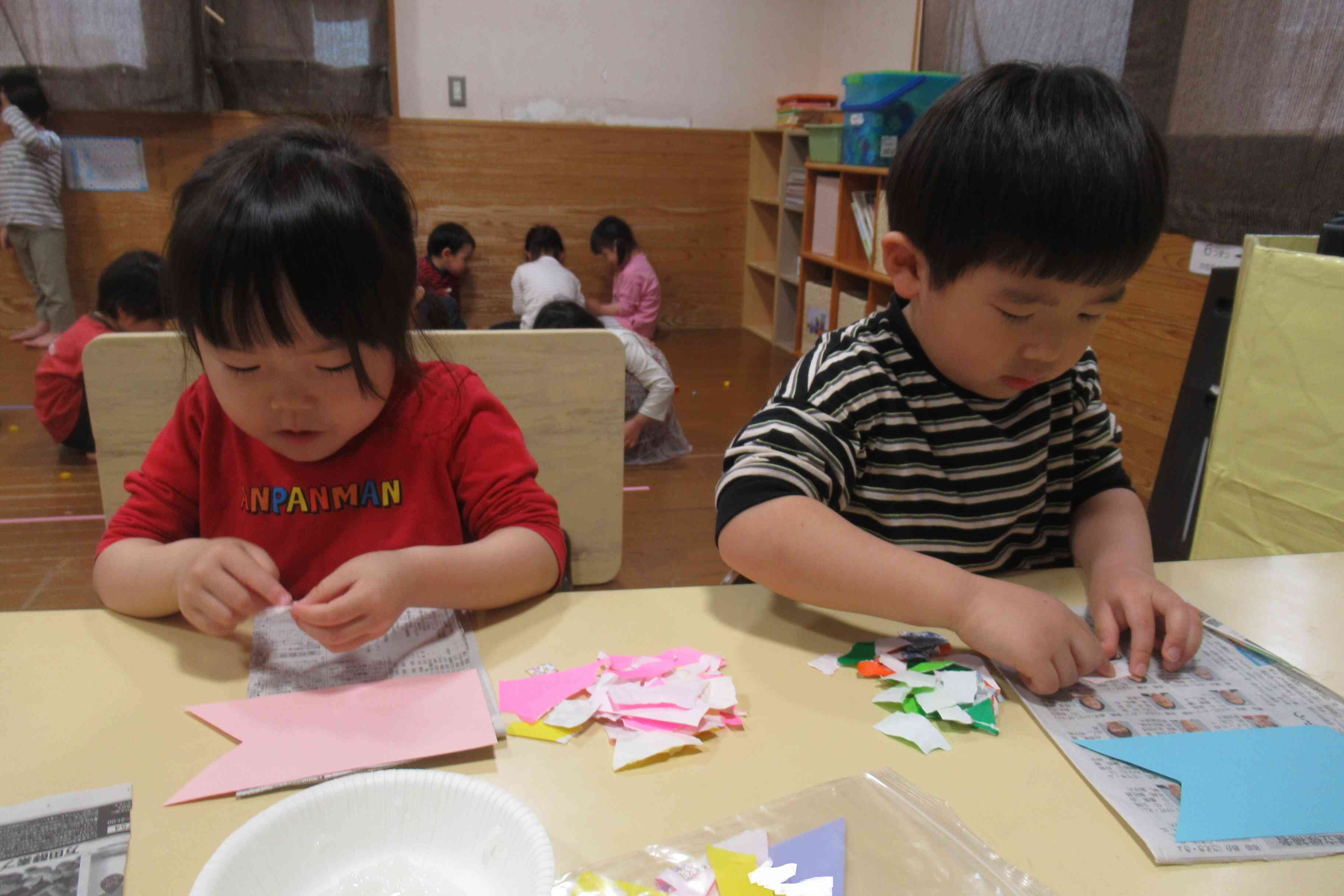 『のりを使って制作☆』