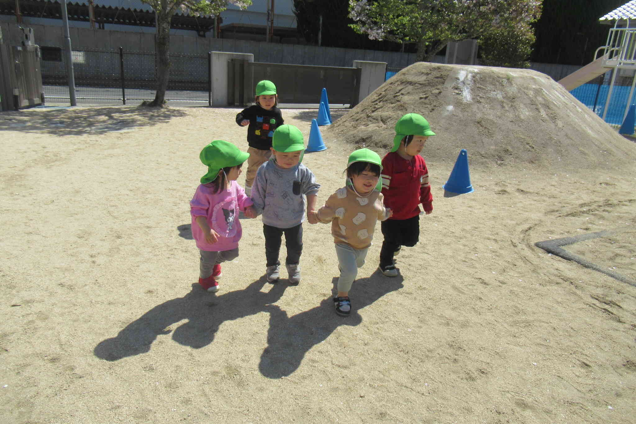 手をつないで仲良くお散歩♡『次はどこに行く？』みんなで歩くと気持ちがいいね！