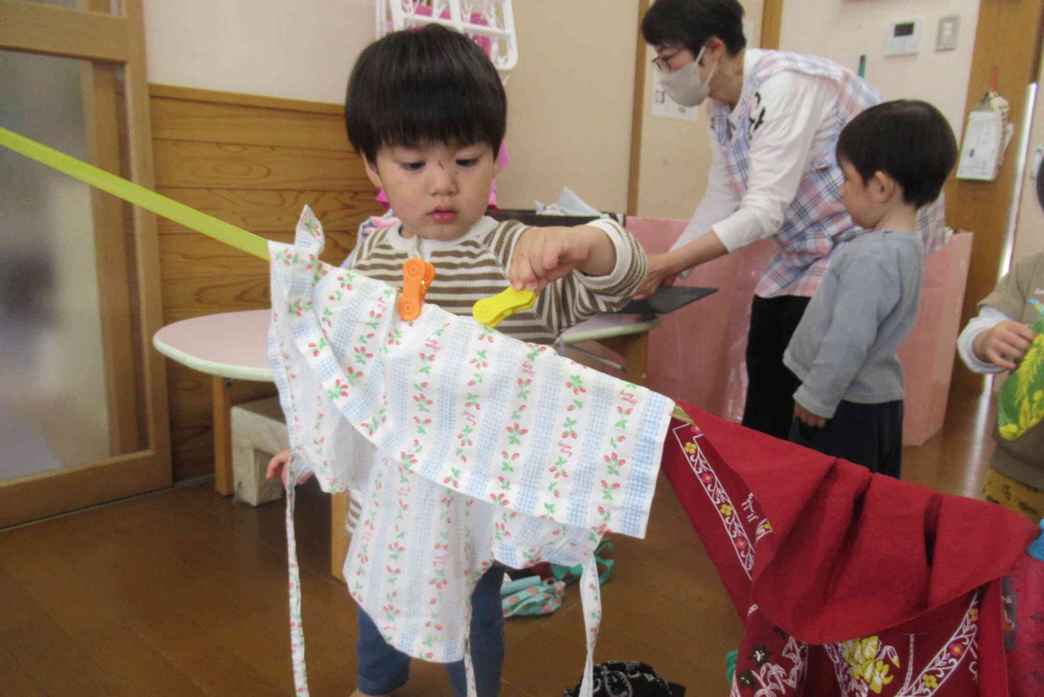 『洗濯ごっこ』指先を使って集中…。上手に干せたね！