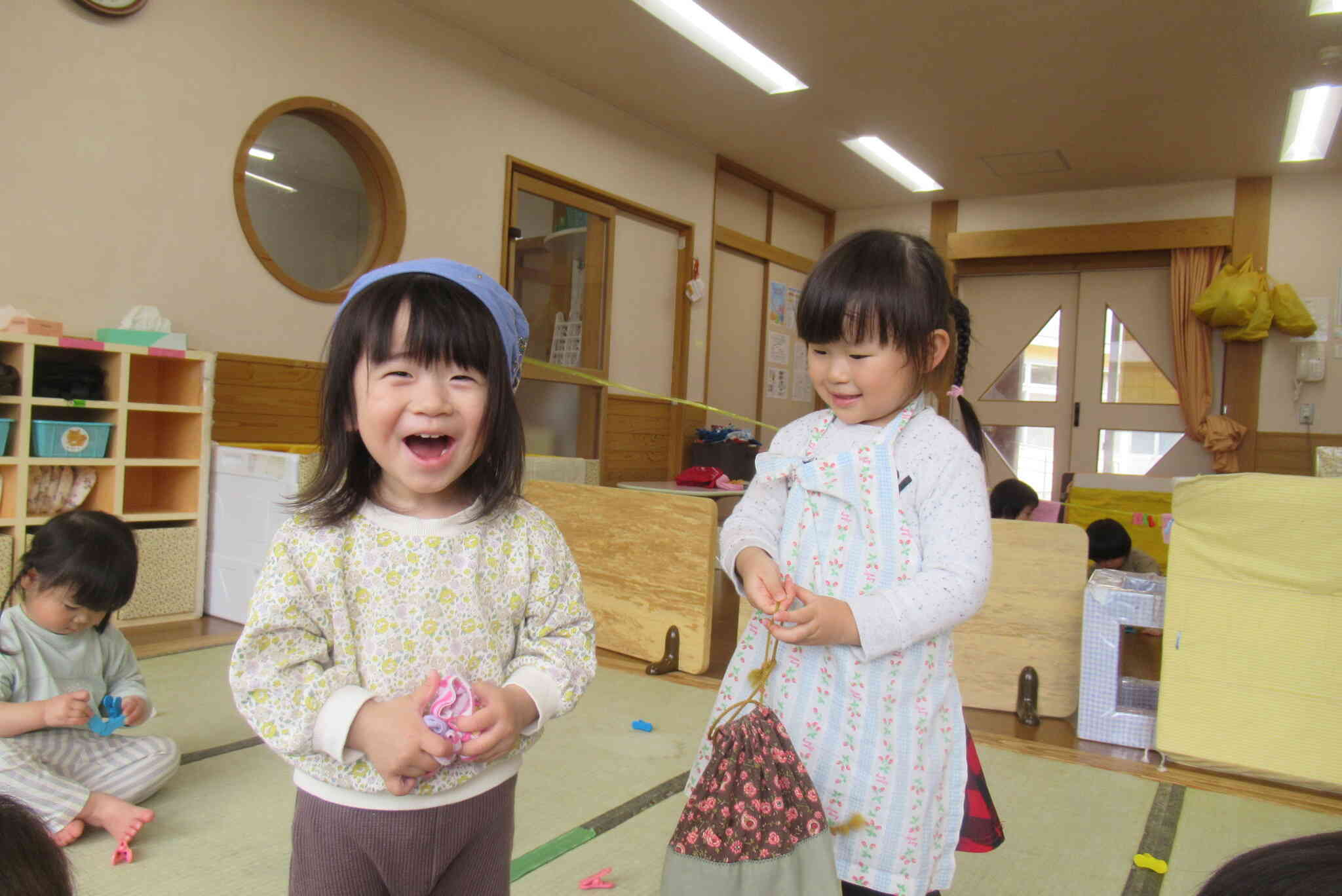 『ままごと遊び楽しいね』エプロンと三角巾を身に付けて、気分はすっかりお母さん♡笑顔がとっても可愛いね☆