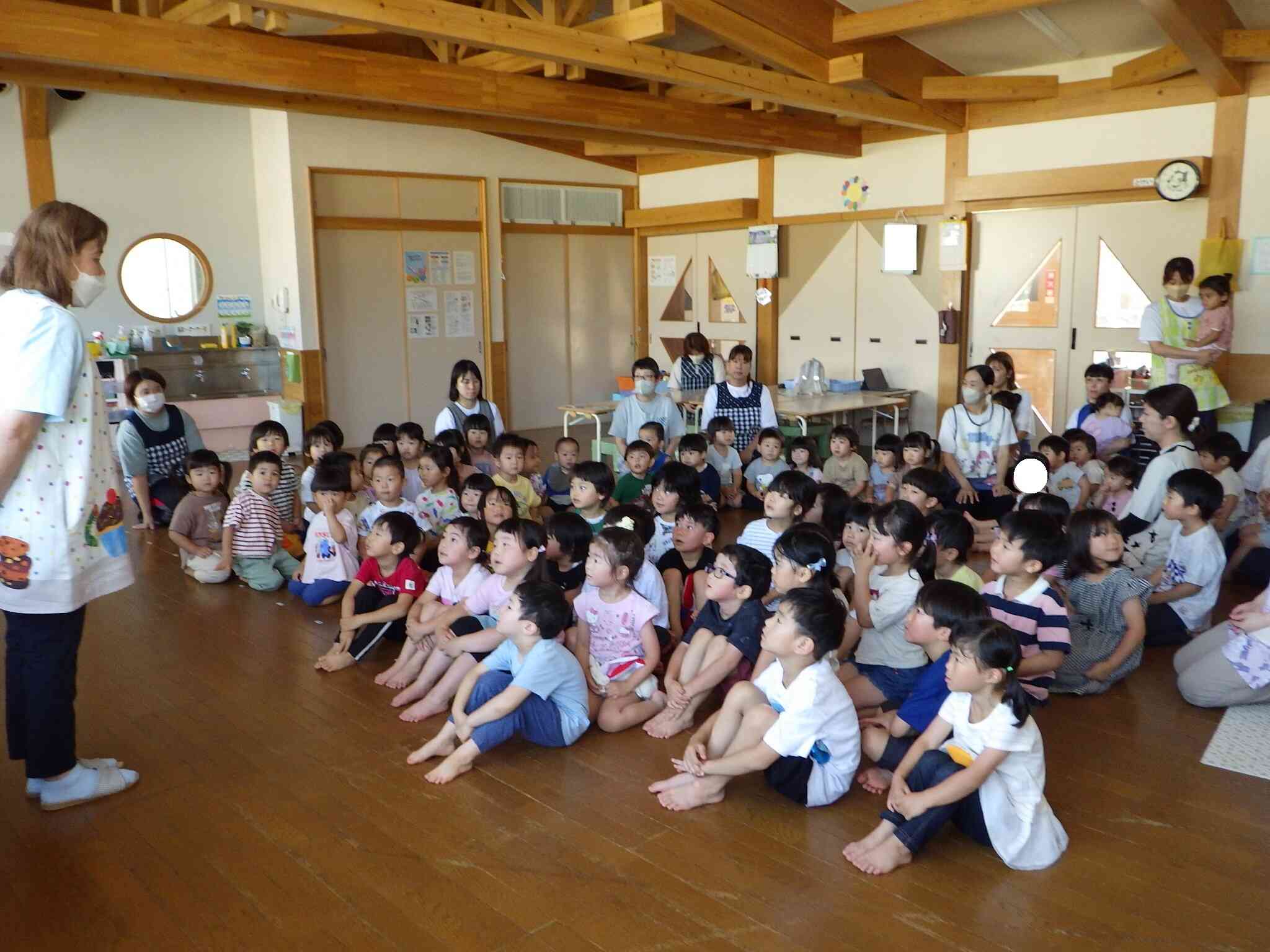 真剣に話を聞いています